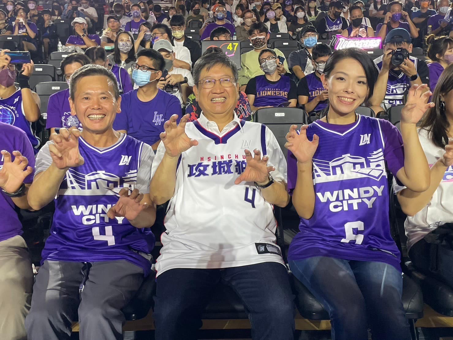 國民黨竹北市長候選人林為洲今下午與高虹安合體,出席參加攻城獅開幕戰。(翻攝自林為洲臉書)