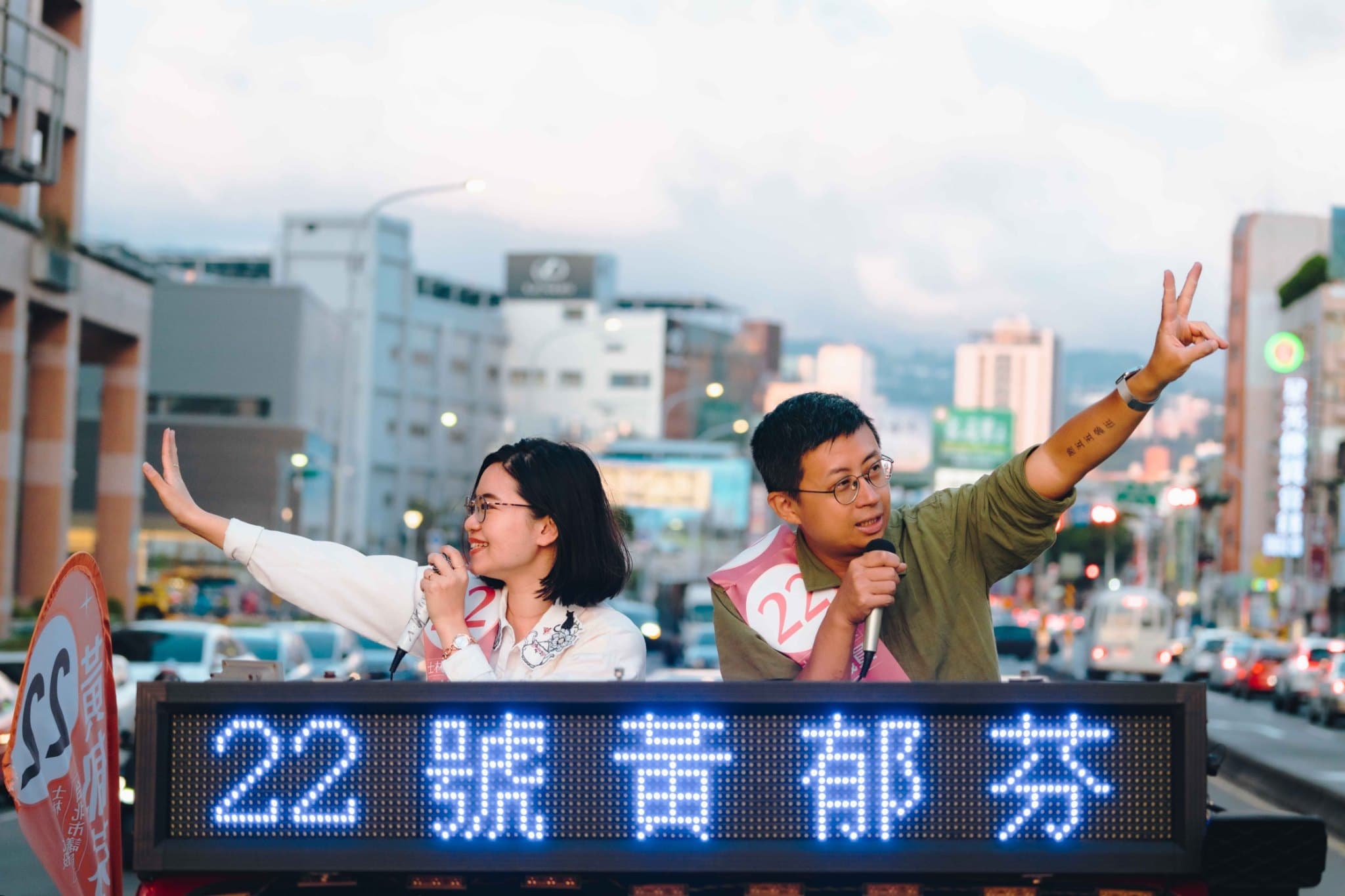 呱吉(右)18日下午陪黃郁芬掃街拜票,2人事後指控經過劉仕傑的服務處遭比中指,劉仕傑公布監視器畫面自清後黃才道歉。(翻攝自黃郁芬臉書)
