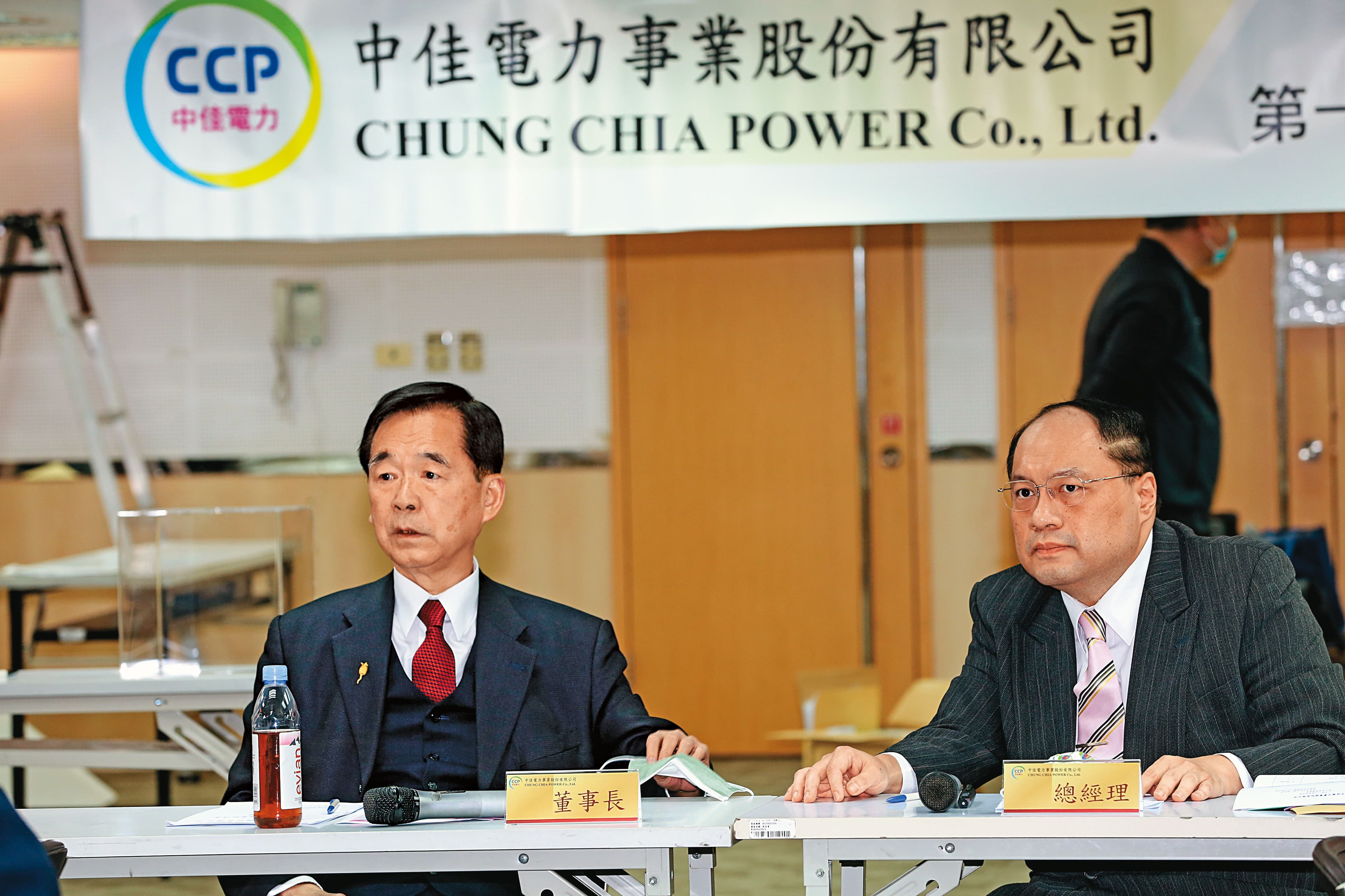 許多建商大咖都投入能源領域,王應傑(左)更號召同業要在台中蓋天然氣發電廠。