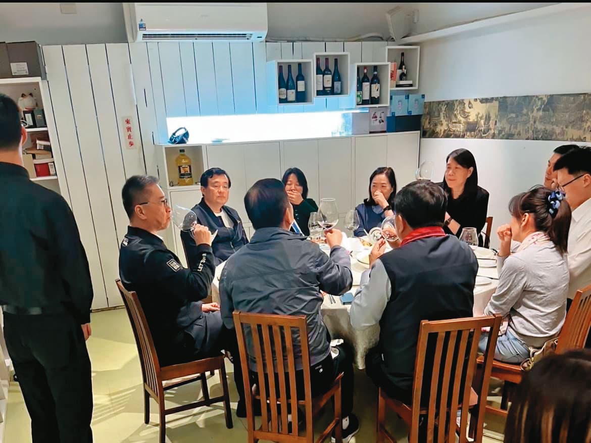 綠營前市議員呂瀅瀅邀約內政部長徐國勇等人至喜相逢餐廳吃飯及買單,並非如外界影射有黑衣人或郭哲敏宴請。(翻攝徐巧芯臉書)