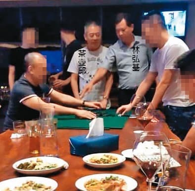 前中山分局偵查隊長林弘基在招待所賭牌九遭記過調職,站在他右邊的是與警界關係良好的光電業者「茶壺邱」。(翻攝黃國昌臉書)