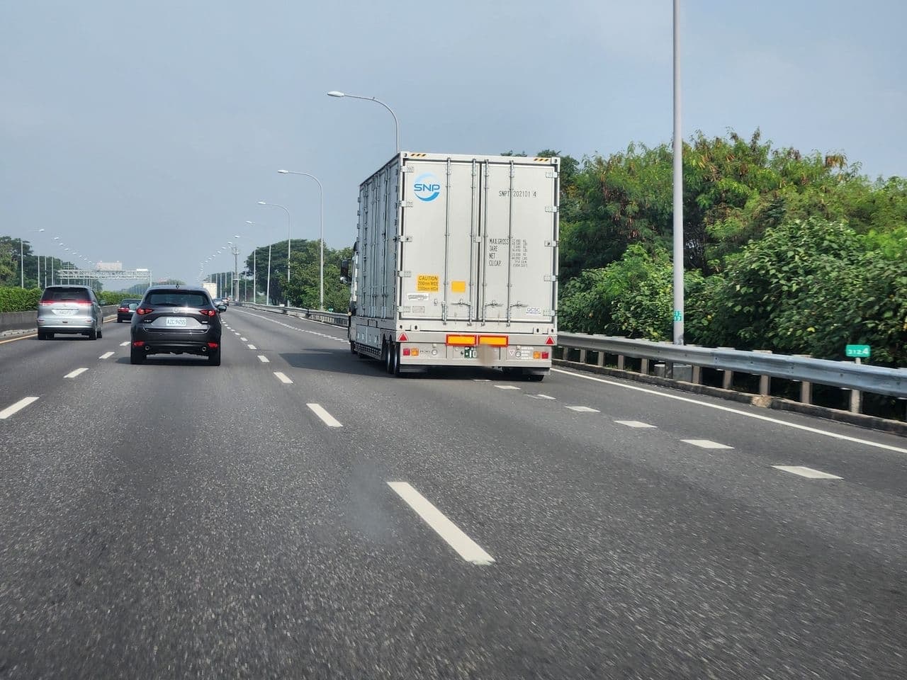 許多網友都看過日本貨車開上國道,不過大部分的人都不知道裡面到底裝什麼。(翻攝自路上觀察學院)