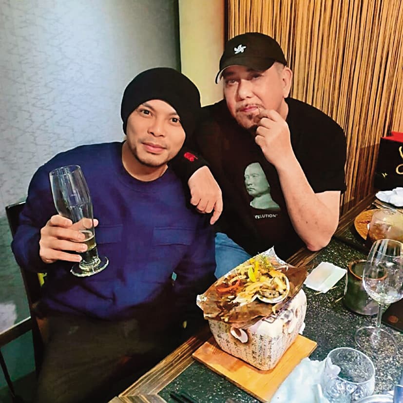 黃明志與黃秋生合作〈中國痛〉,被稱為〈漂向北方〉的愛情版本。(翻攝自黃明志IG)