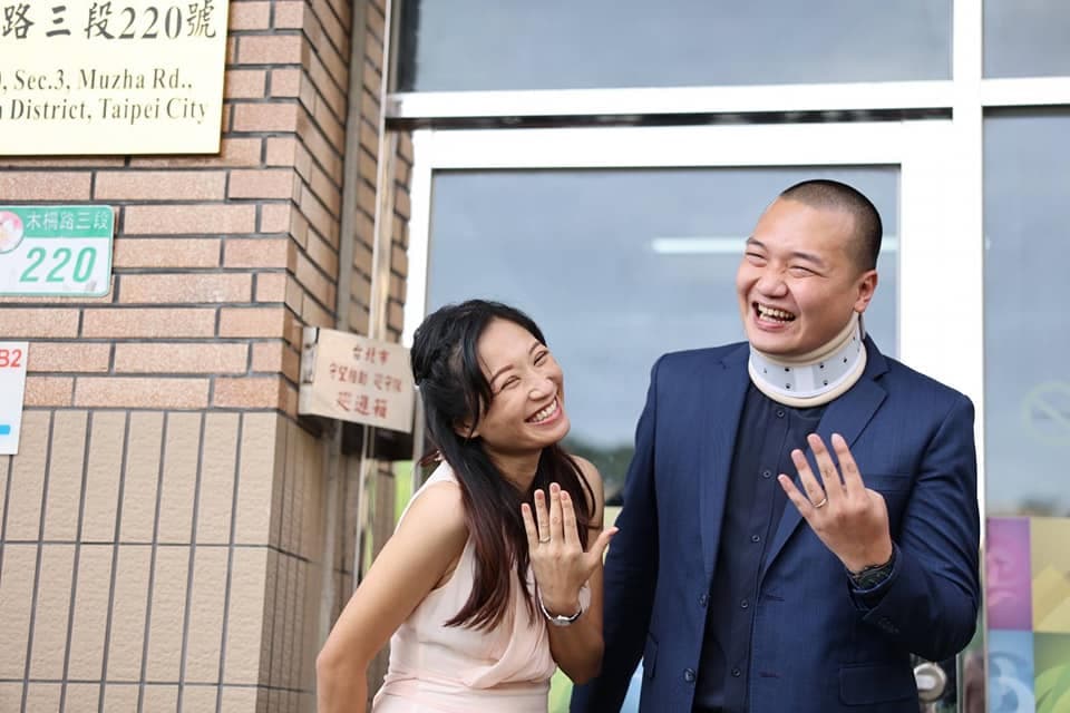 羅智強選服主任曹羽婷與楊植斗的辦公室戀情修成正果。(翻攝自羅智強臉書)