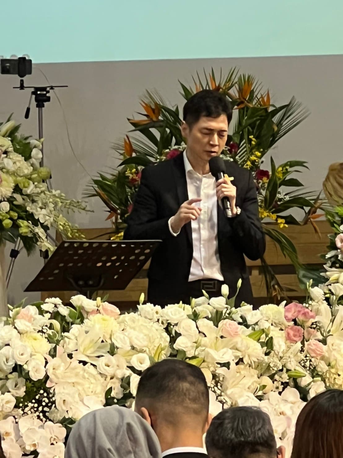 宋達民牧師上台致詞。（讀者提供）