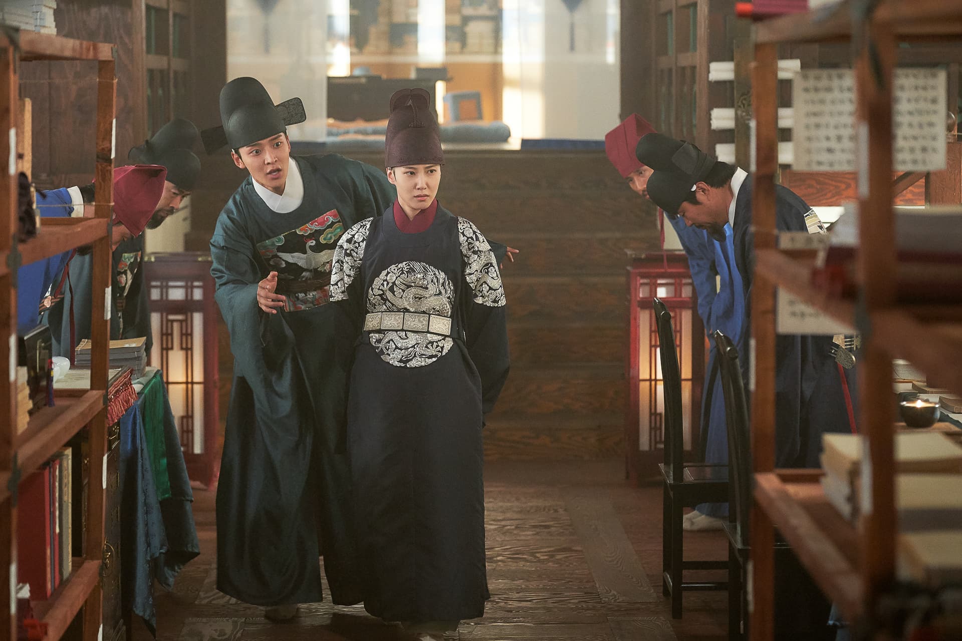 朴恩斌(中)在《戀慕》女扮男裝皇太子,受到許多觀眾喜愛。(Netflix提供)