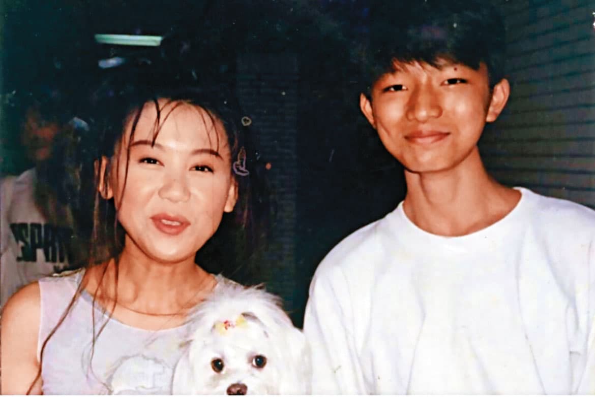 從小就是追星族的小凱老師（右），13歲時與偶像藍心湄（左）合影。（翻攝小凱老師IG）
