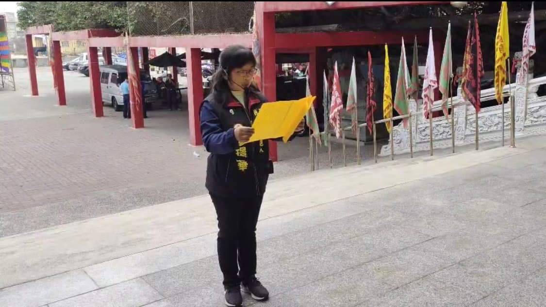 廖璟華跟廟主公上表奏請主持公道。(廖璟華提供)