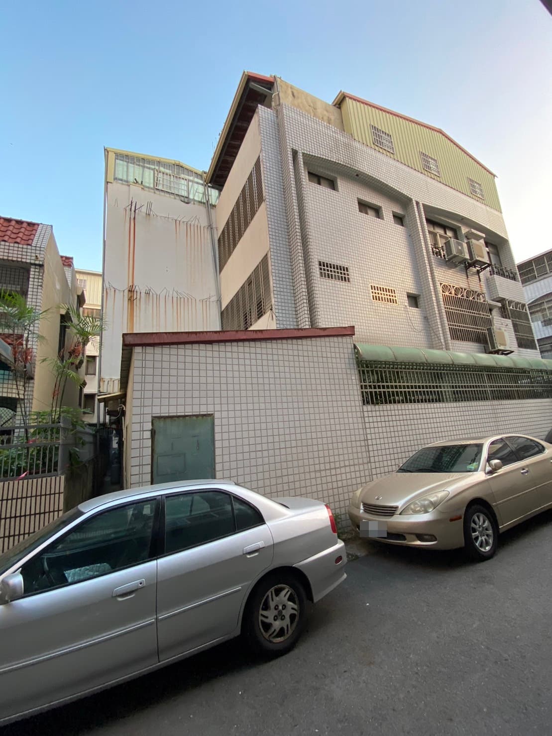 張麗善違建爭議多，劉建國要她出來說明清楚。（立委劉建國辦公室提供）