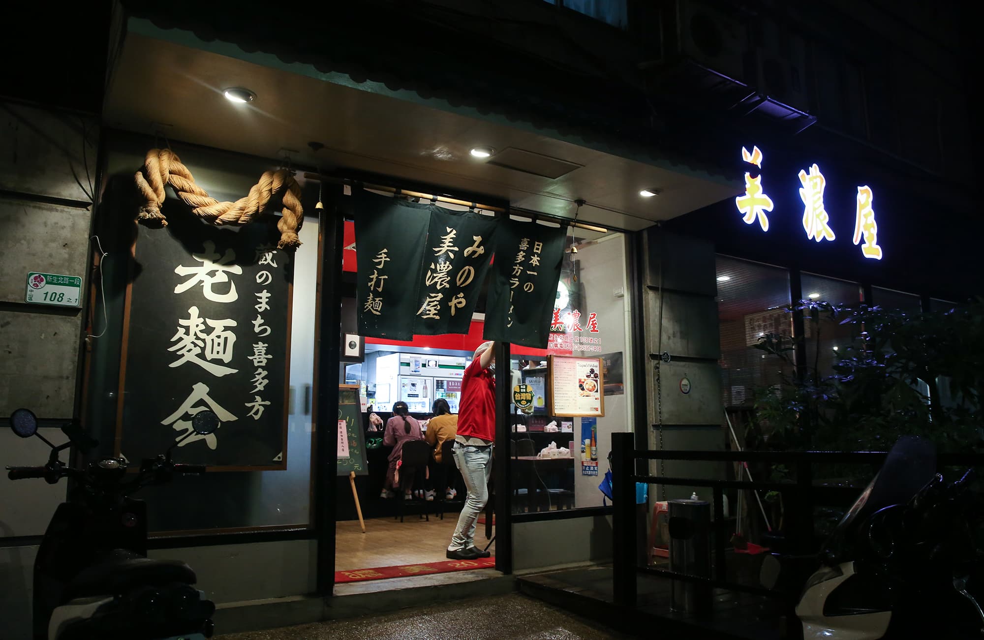 3年前因為租金問題，美濃屋從四條通搬到六條通的現址，熬過3年疫情，店內終於恢復熱鬧場景。