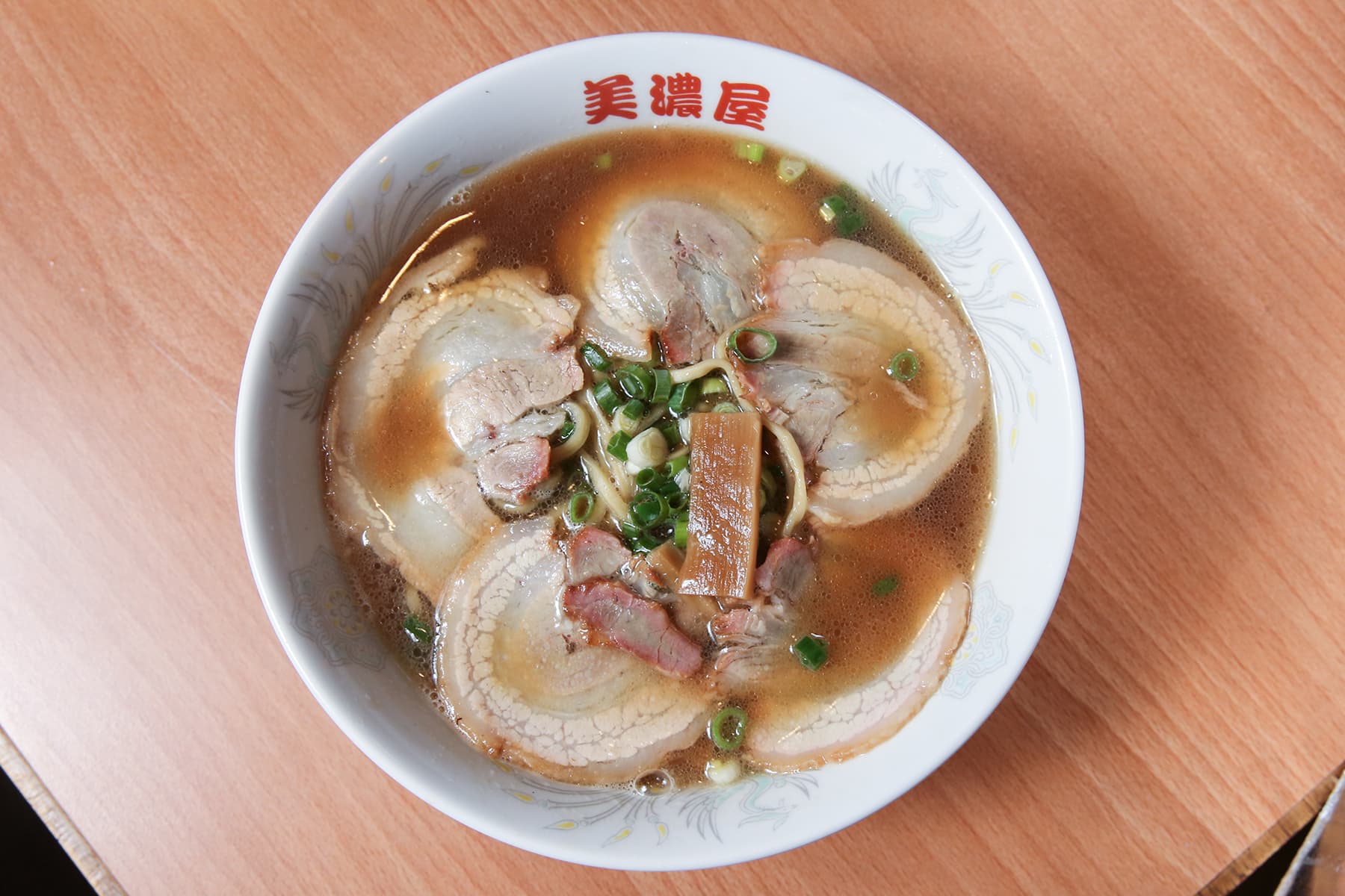 美濃屋的湯頭清甜不過鹹，手製麵條彈性佳，肥瘦相間的叉燒入口不油膩。（叉燒拉麵230元／碗）
