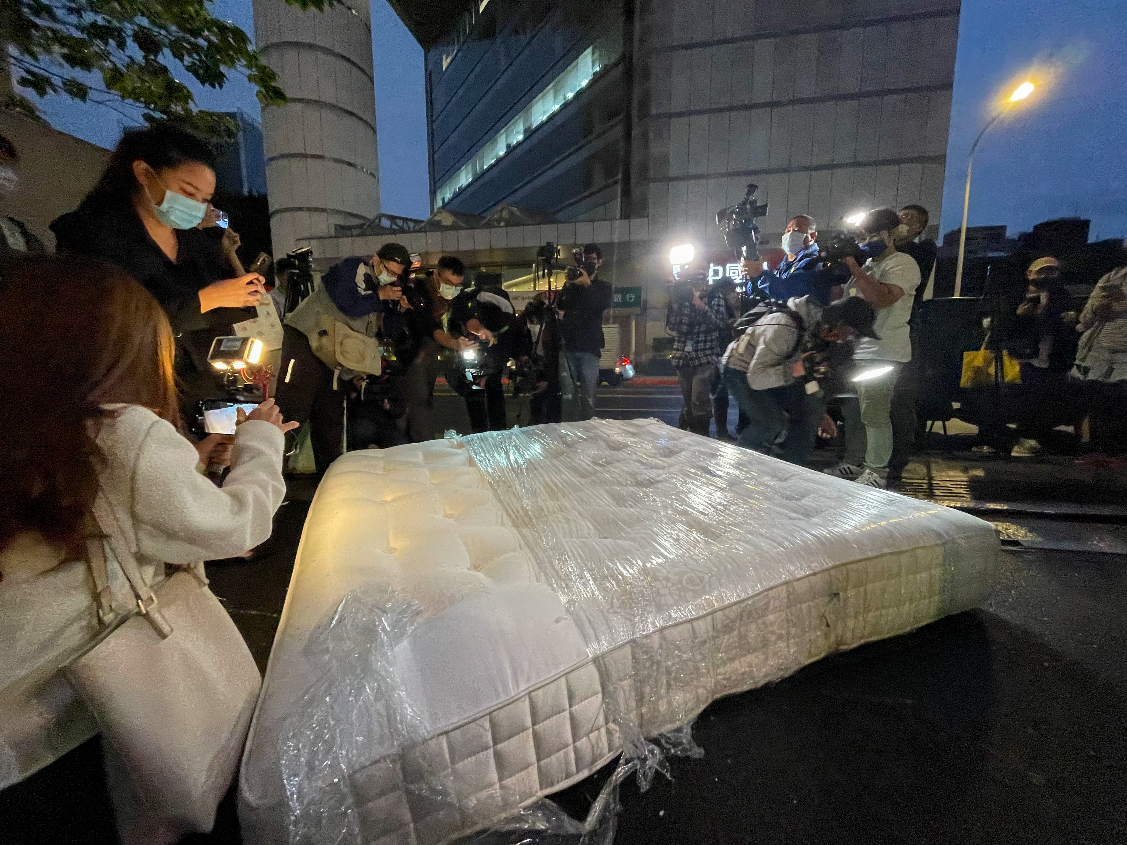 台灣媒體SNG直播床墊肢解事件，比週末選舉的市長、市議員候選人還紅。