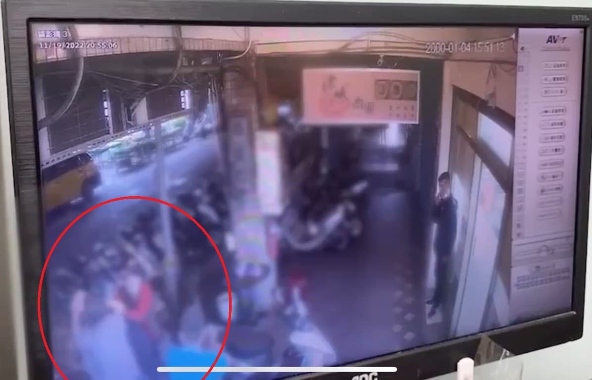協會工作人員上前拉開雙方，但2人仍趁隙出手毆打對方。（翻攝畫面）