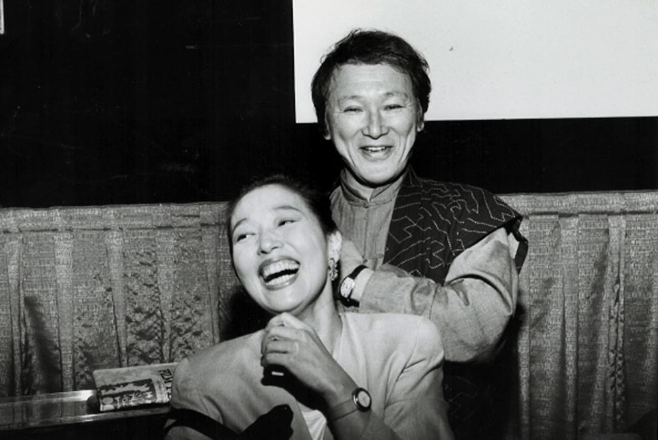 伊丹十三(右)與演員妻子宮本信子(左)鶼鰈情深,蔚為影壇佳話。(翻攝自filmedinether.com)