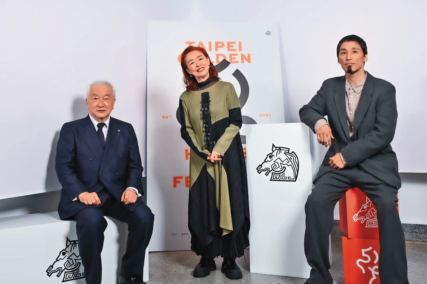 宮本信子(中)偕次子暨伊丹製作公司社長池內萬平(右)、會長玉置泰(左)來台出席金馬影展相關活動。(金馬執委會提供)