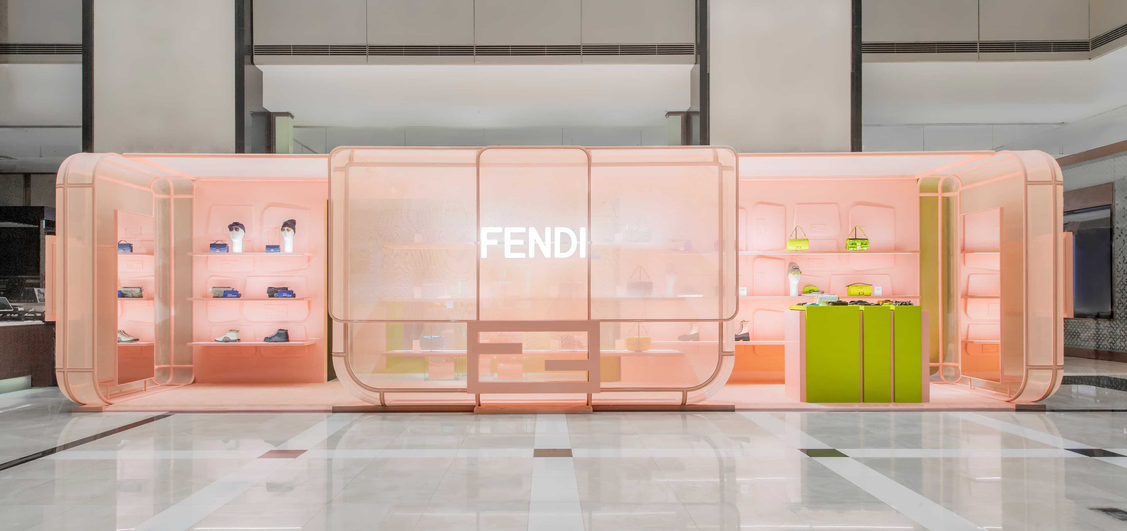 約21坪的FENDI新光三越台南新天地Pop up快閃店以櫻花粉與芥末綠的色系為主要視覺效果。（FENDI提供）