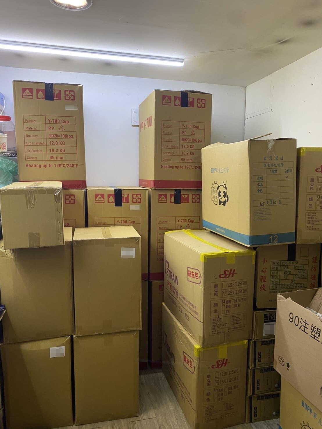 手搖飲業者A小姐投訴,北市府在今年8月宣布12月1日起禁用「一次性」塑膠杯,但緩衝期太短,店內還有大量庫存無法消化,全將成為垃圾。(讀者提供)