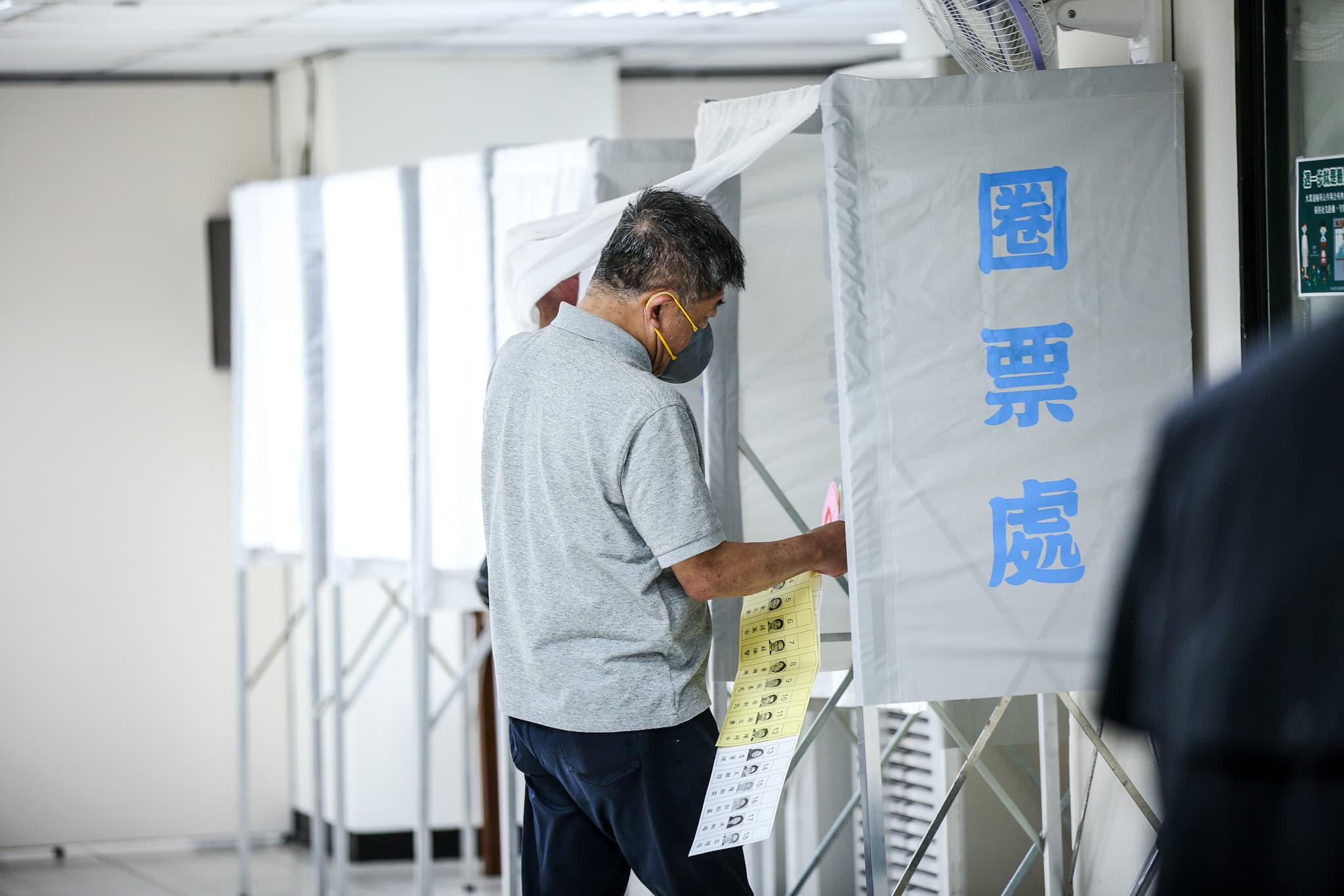 陳時中一身輕便、心情輕鬆來投票,但坦言等開票的時間滿難熬的。