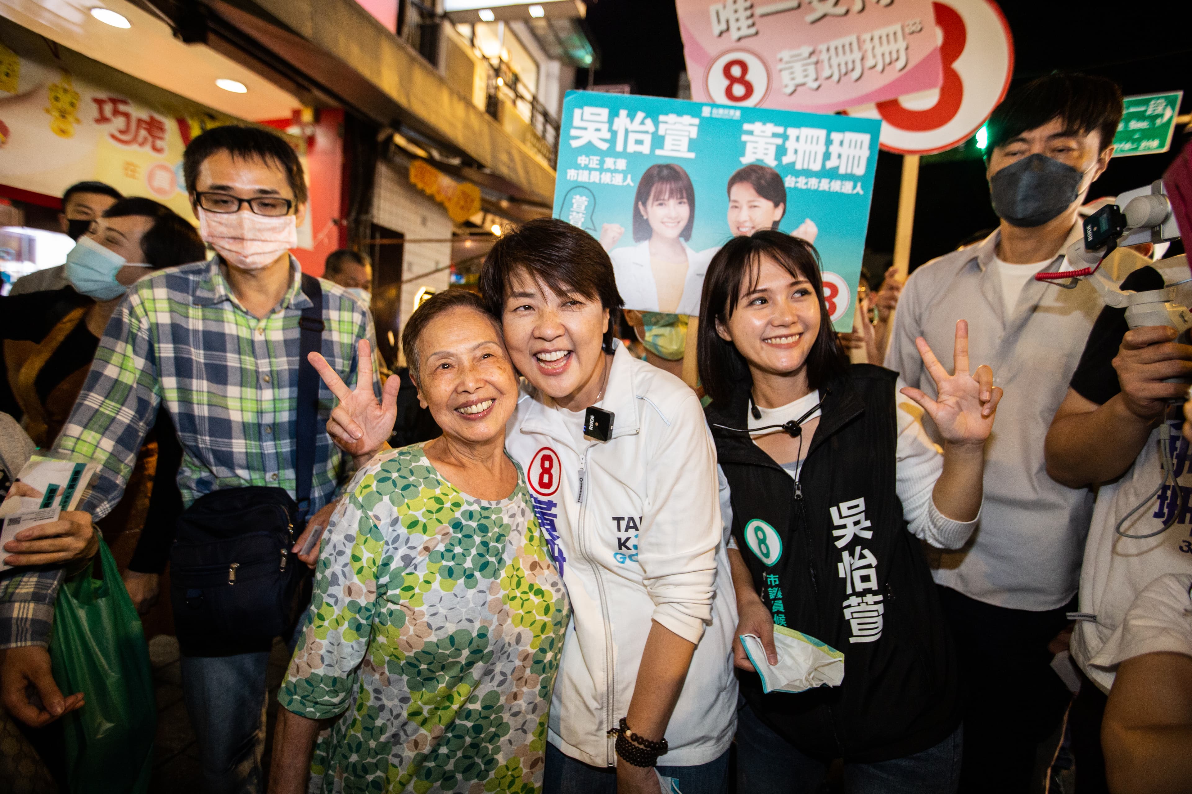 黃珊珊親和力強,拜票路上有不少人與她合照。