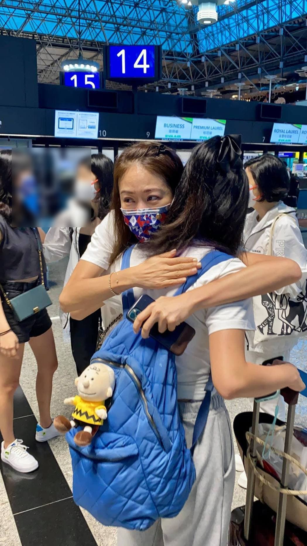 賈永婕不捨女兒出國,在機場抱著女兒痛哭。(翻攝賈永婕臉書)