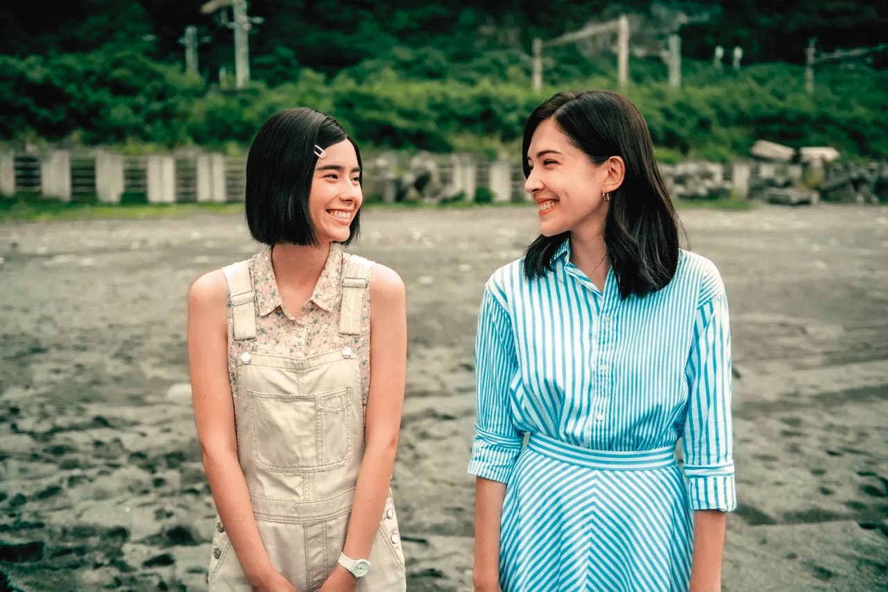 林奕嵐（左）在《她和她的她》飾演許瑋甯（右）的年輕版「小林晨曦」，表現亮眼，混血又清新的五官受到矚目。（Netflix提供）