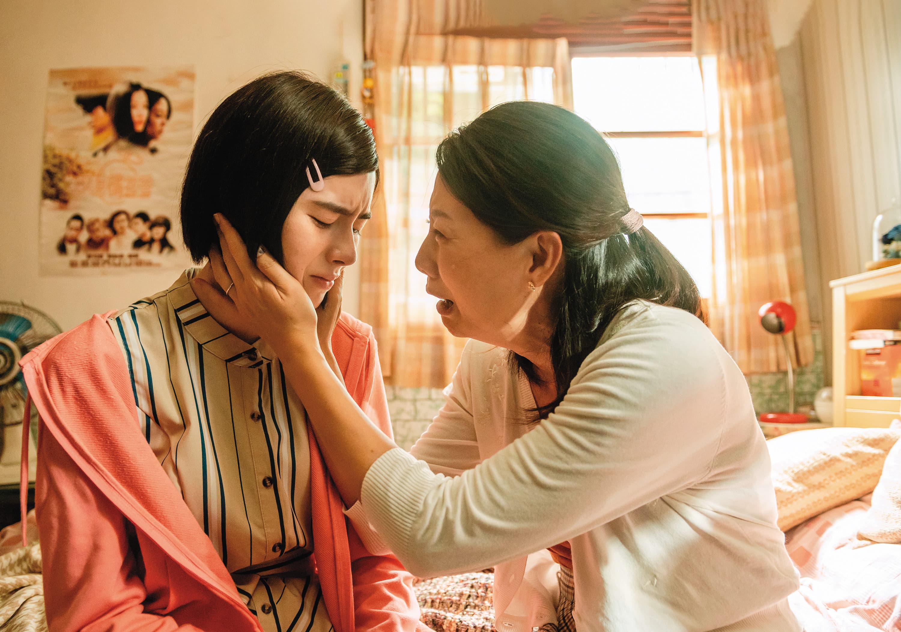 丁寧（右）在《她和她的她》中的女兒遭狼師性侵，拍攝時她情緒激動幾度崩潰。左為林奕嵐（飾演國中時期的許瑋甯）。（Netflix提供）