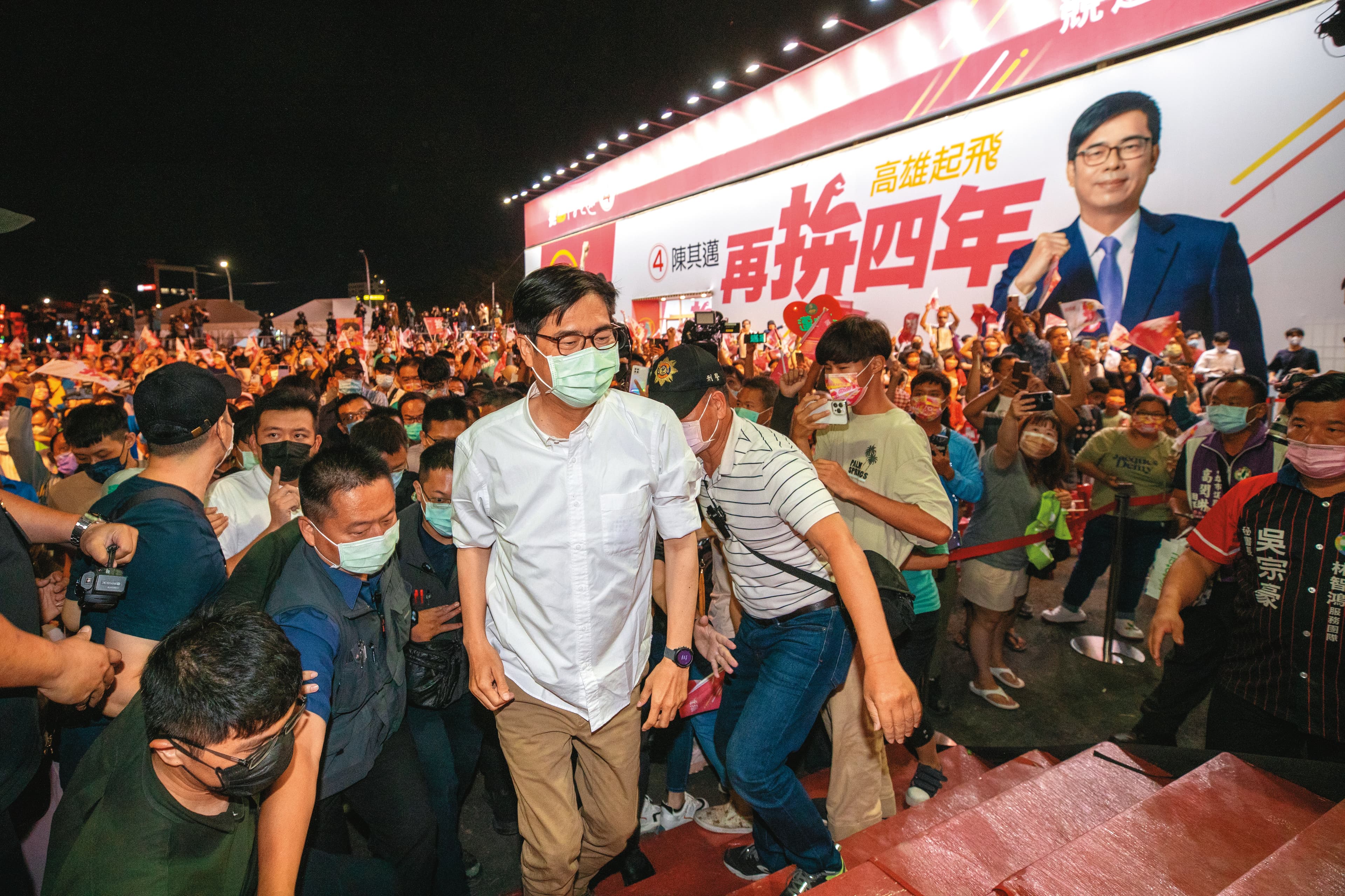 在一片慘綠中順利連任,陳其邁勝選之夜不見欣喜,反要民進黨謙虛傾聽民意。