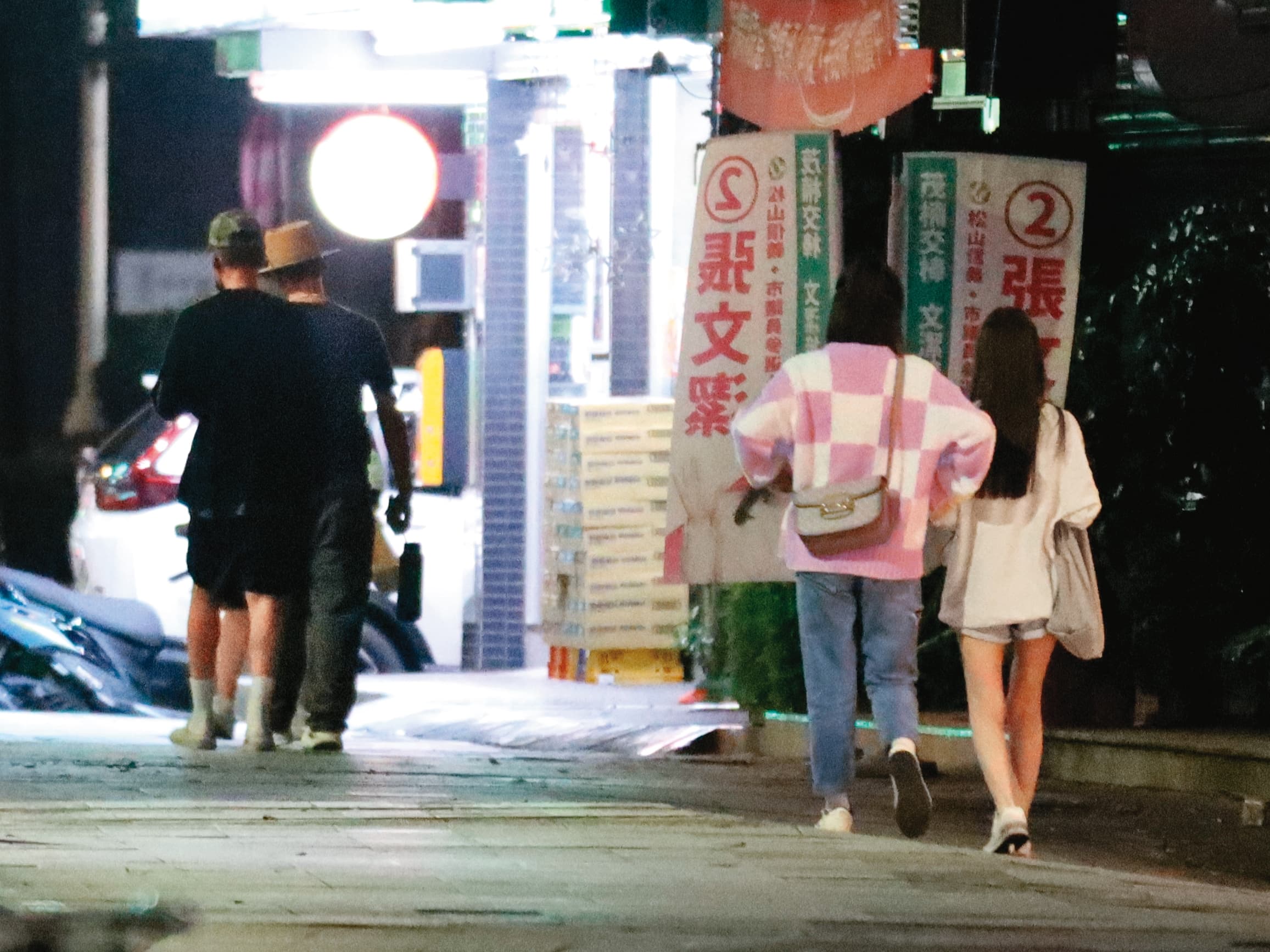 00:53 一行人走著走著，目的地是洪武家，可見峮峮（右二）也加入柯震東友人聚會的陣容。