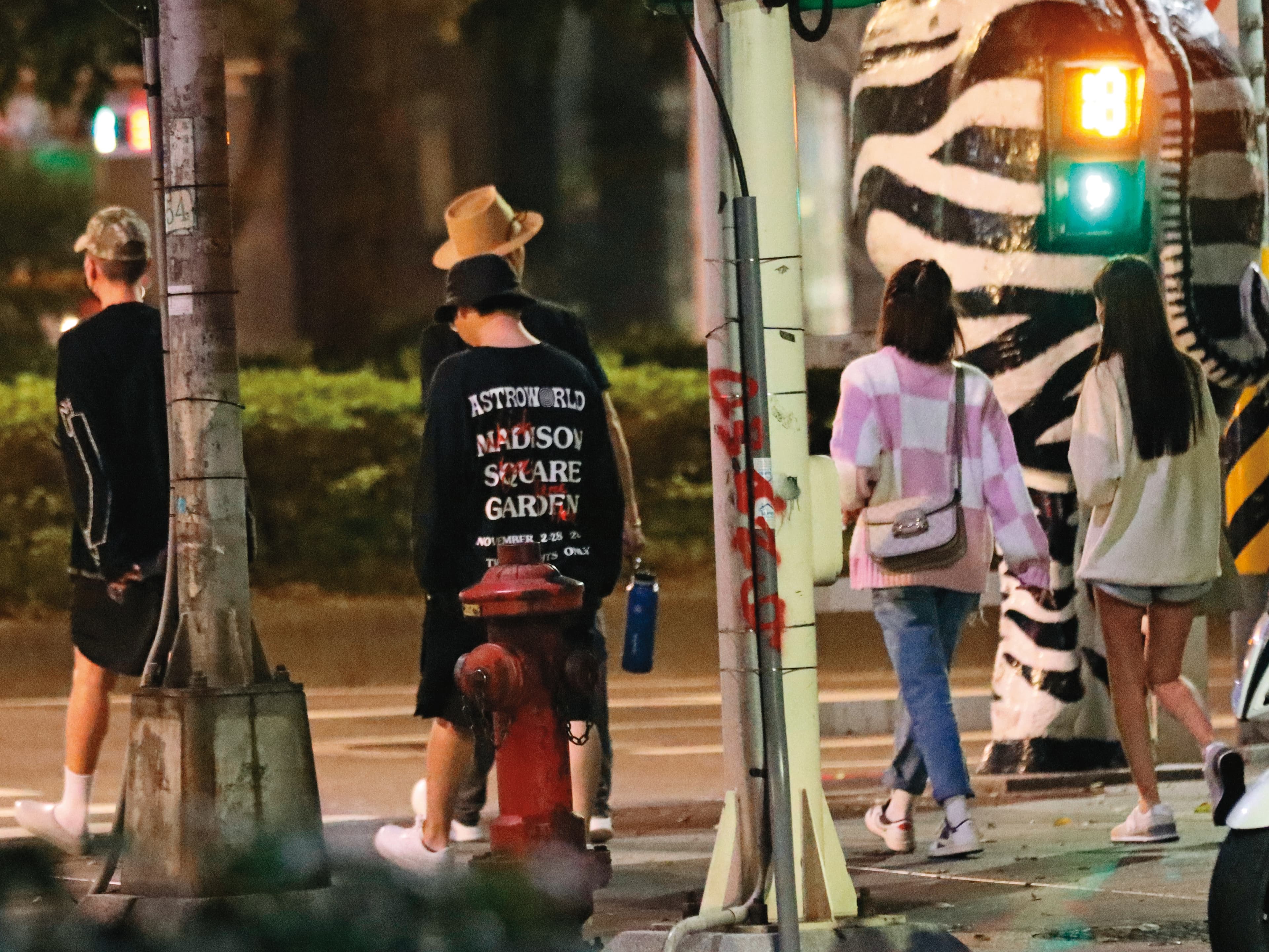 00:48 過馬路時男的走在一起，峮峮與張甯兒非常俏皮穿越了馬路，步伐相當青春。