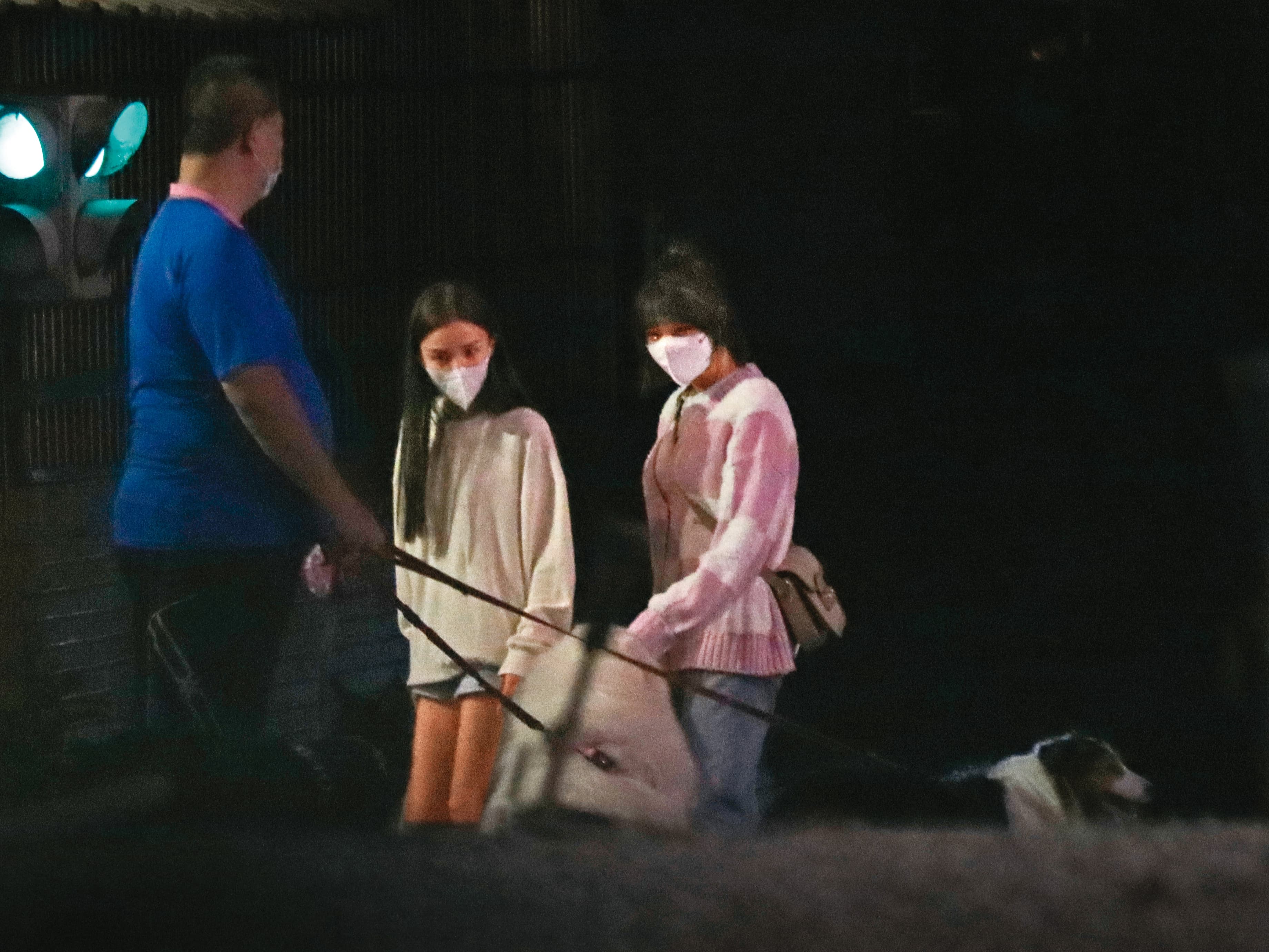 00:44 不僅峮峮（右），張甯兒（中）也加入玩狗行列，畫面看來十分討喜。