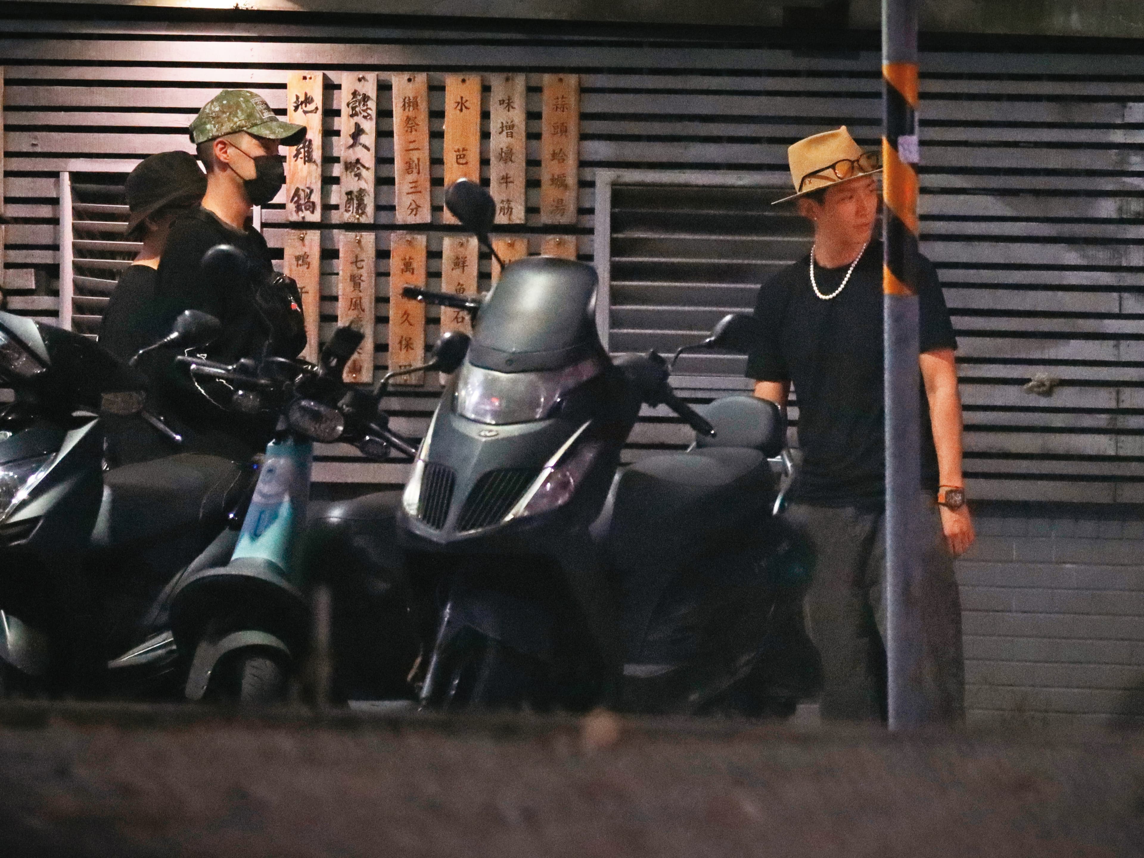 00:43 峮峮忙著玩狗，柯震東（右）與洪武（左）、綠帽男停下來等她。