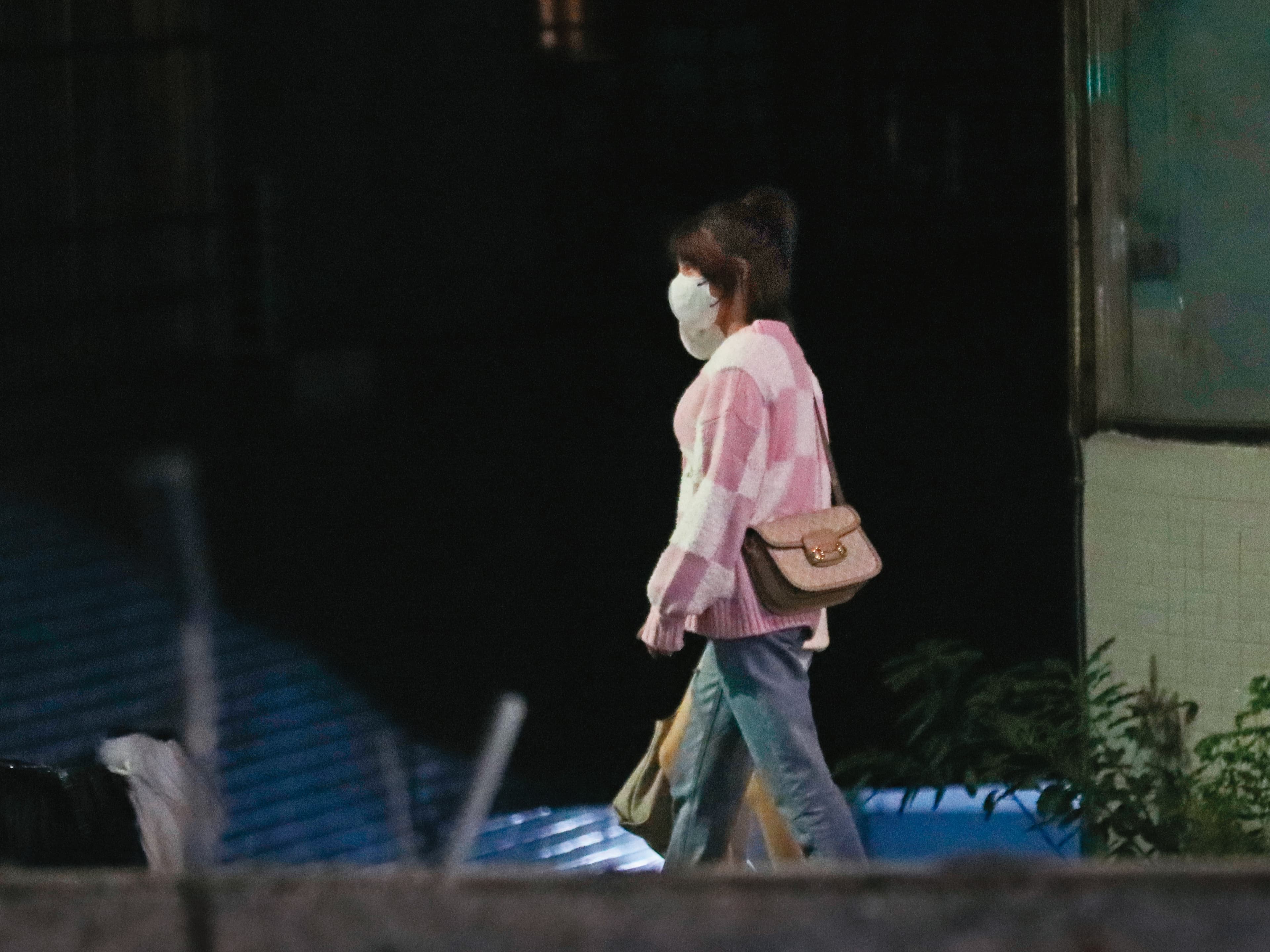 00:42 人在外頭時，柯震東跟峮峮沒走在一起，女生一直黏著張甯兒。
