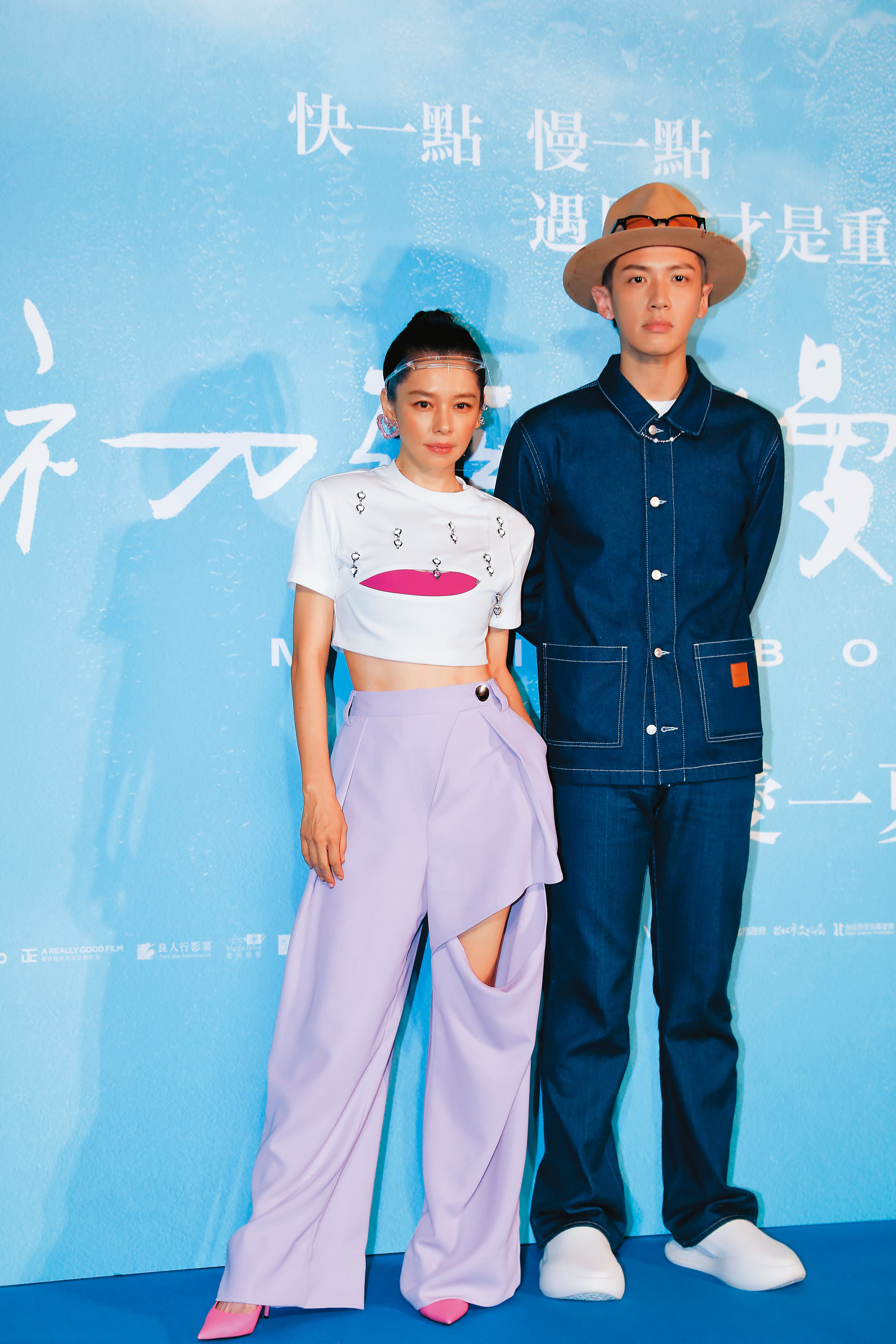 今年柯震東（右）與徐若瑄（左）合作了新片《初戀慢半拍》，也看到柯導不同的一面。