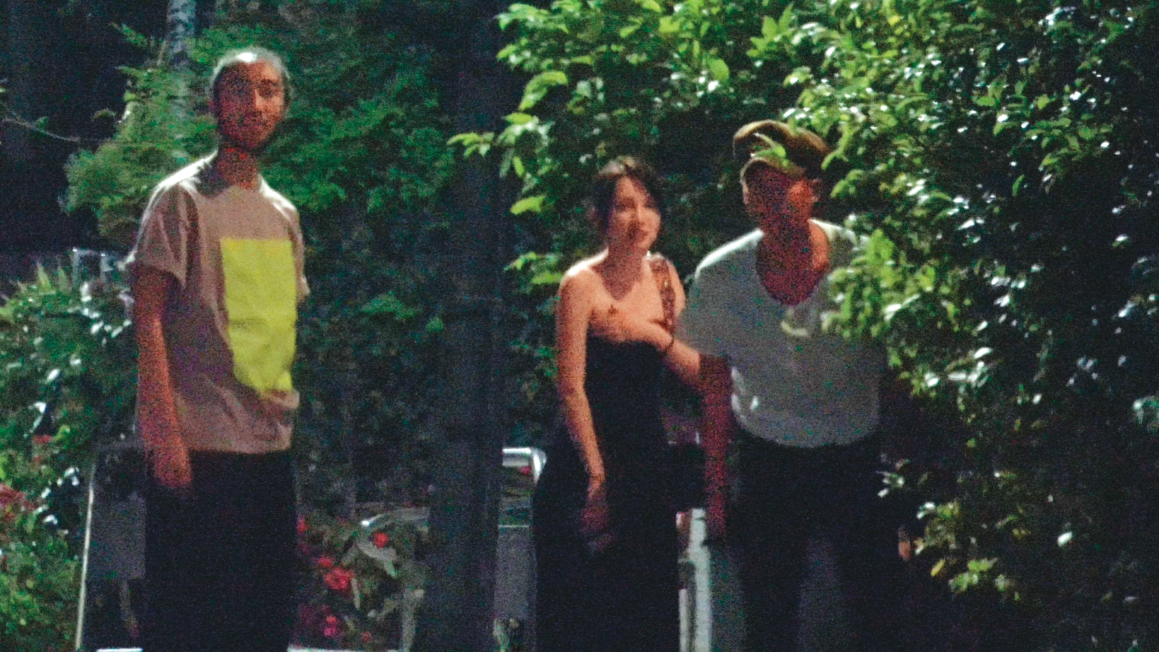 本刊曾經直擊柯震東（右）本來要帶杜妍（中）回家，但是發現被跟拍隨即作罷。後來杜妍改跟其他男的相聚。