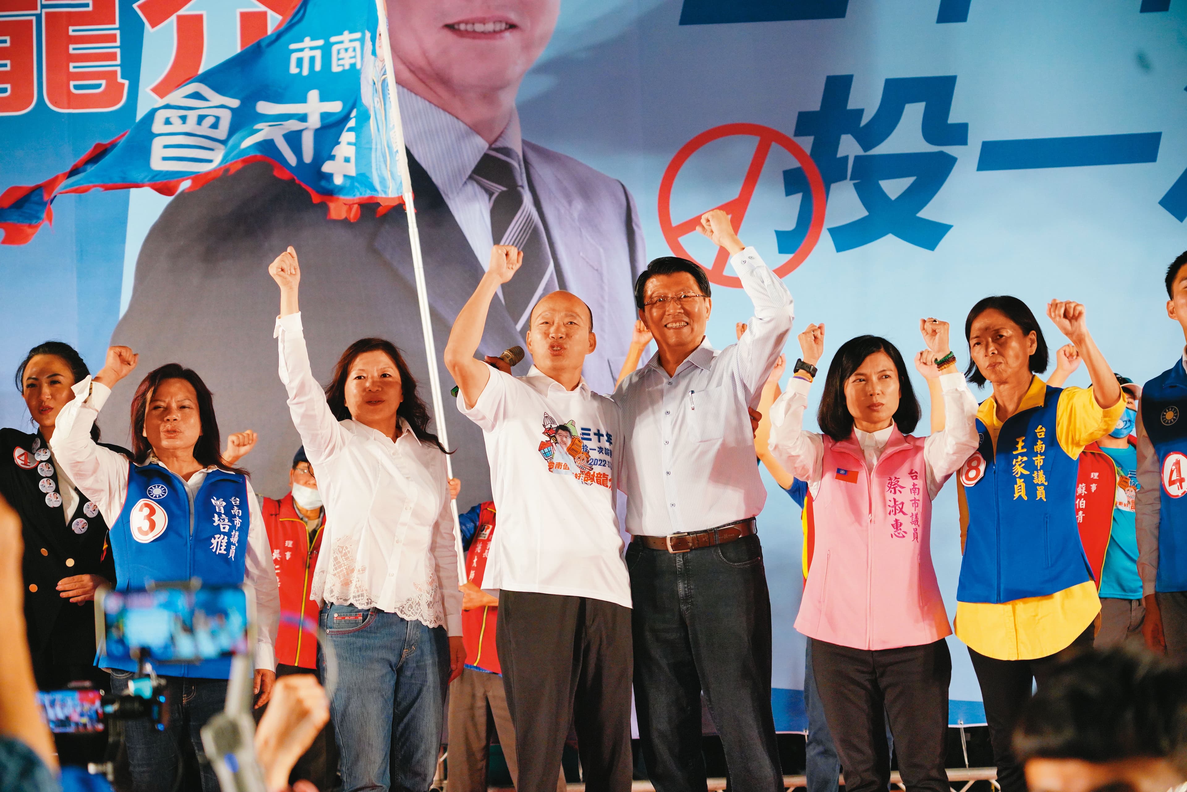 挺朱派以韓國瑜當年「被動參選」黨內總統初選的結果為例,認為國民黨不該再重蹈覆徹。圖為韓此次選舉輔選台南市長候選人謝龍介。