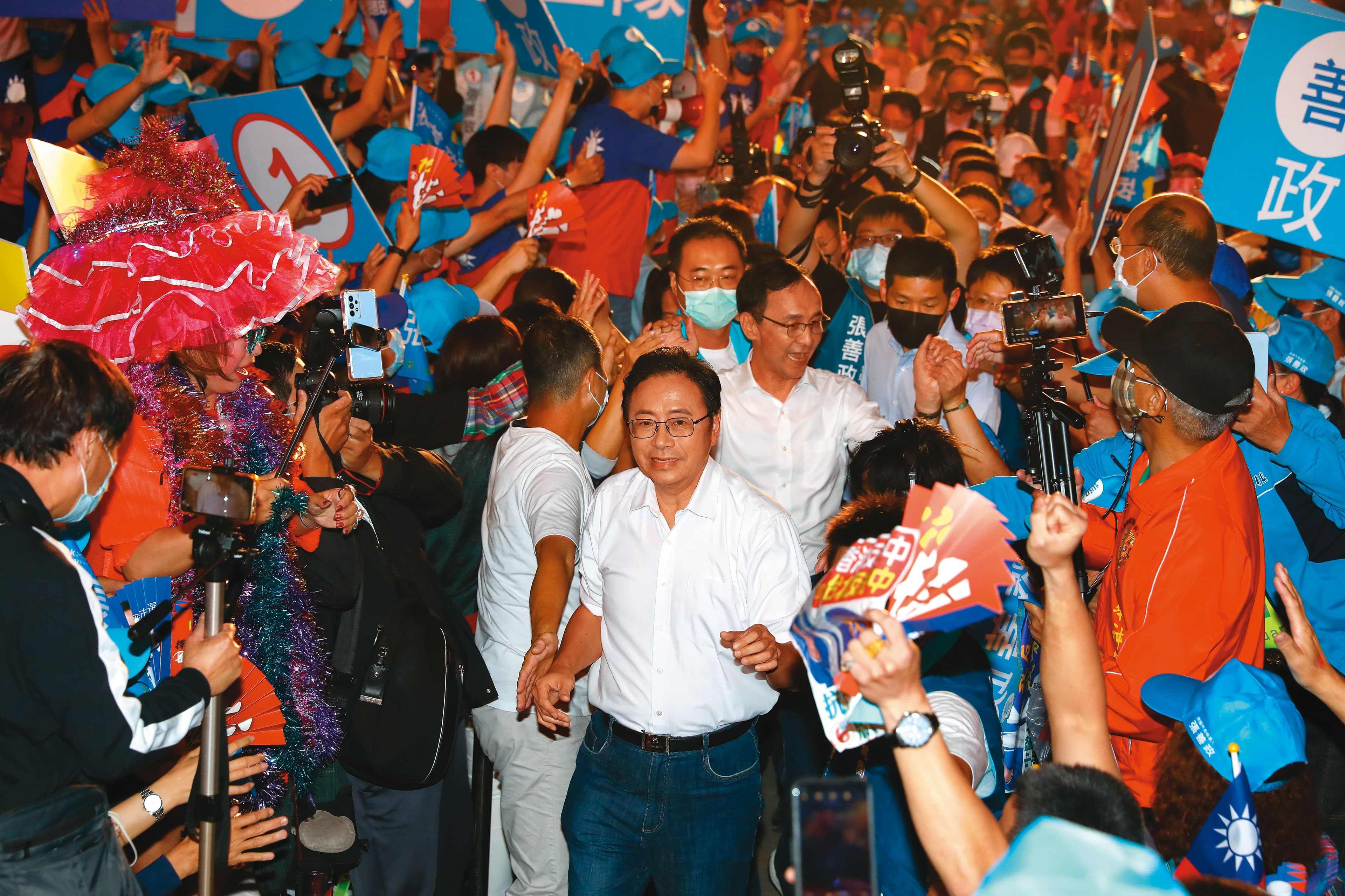 地方型選舉造勢通常不會有黨主席大進場橋段,朱立倫在桃園造勢則打破這項常態,引起黨內議論。