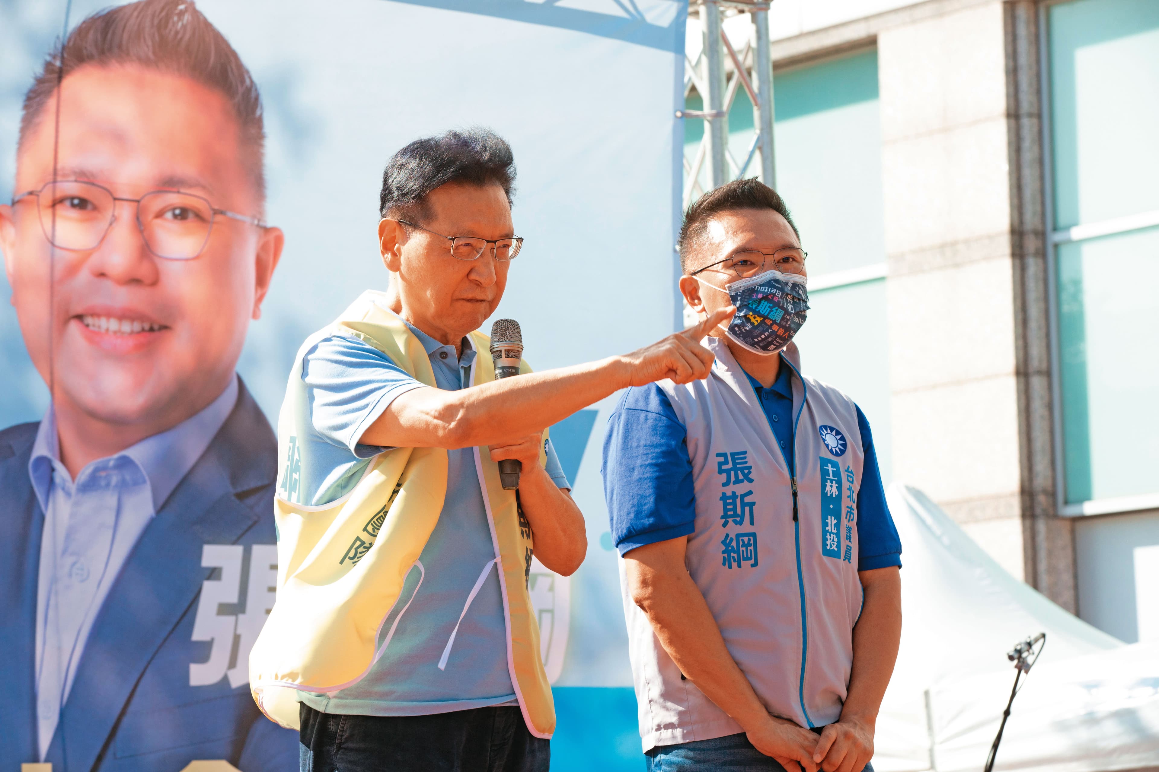 表態參選2024年總統大選的戰鬥藍發起人趙少康(左),此次積極輔選藍營議員,黨內實力不容小覷。