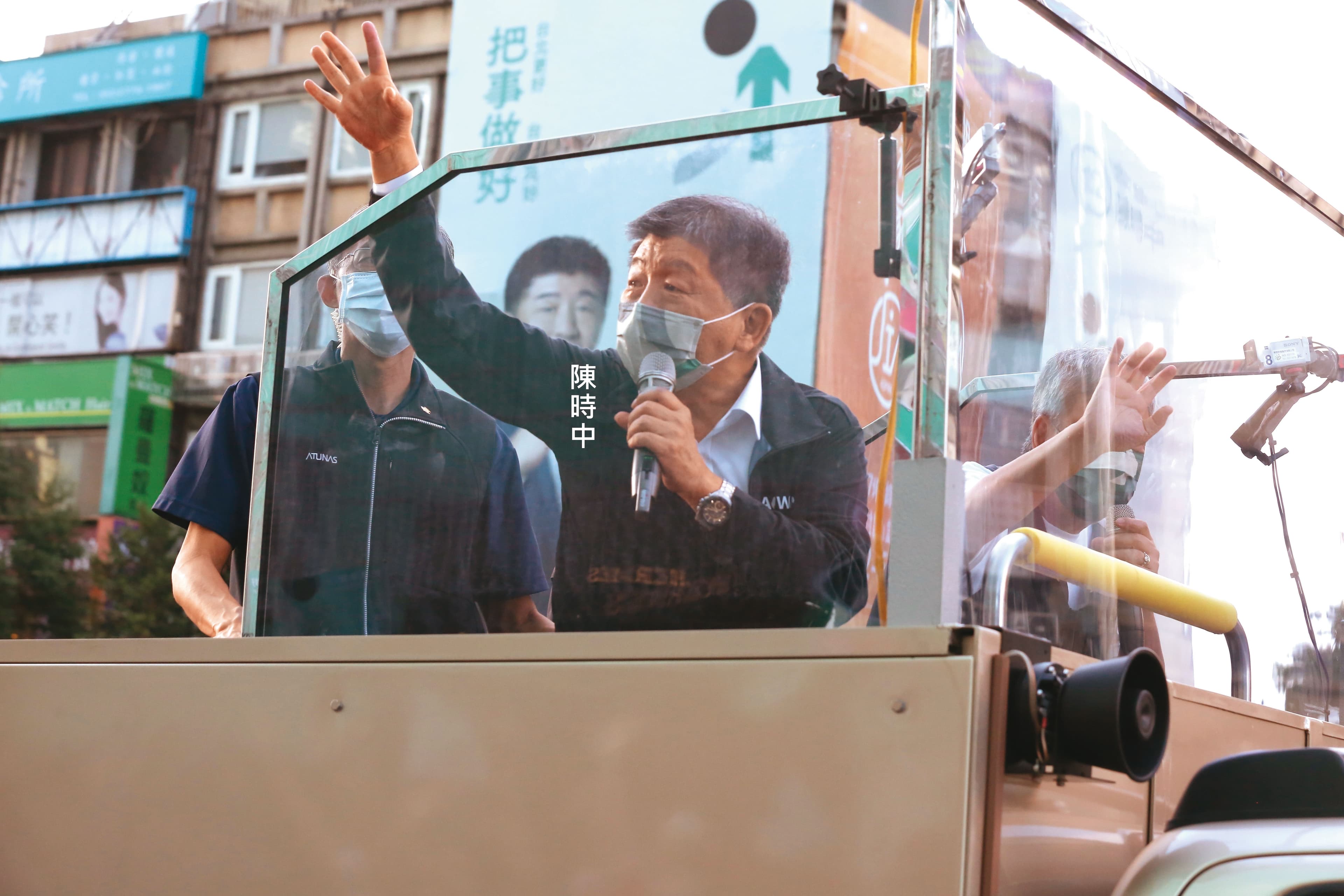黨內示警,民進黨對執政的信心反而成為爭取民意的阻礙,若不痛徹檢討恐將重蹈敗選覆轍。圖為陳時中選後謝票。