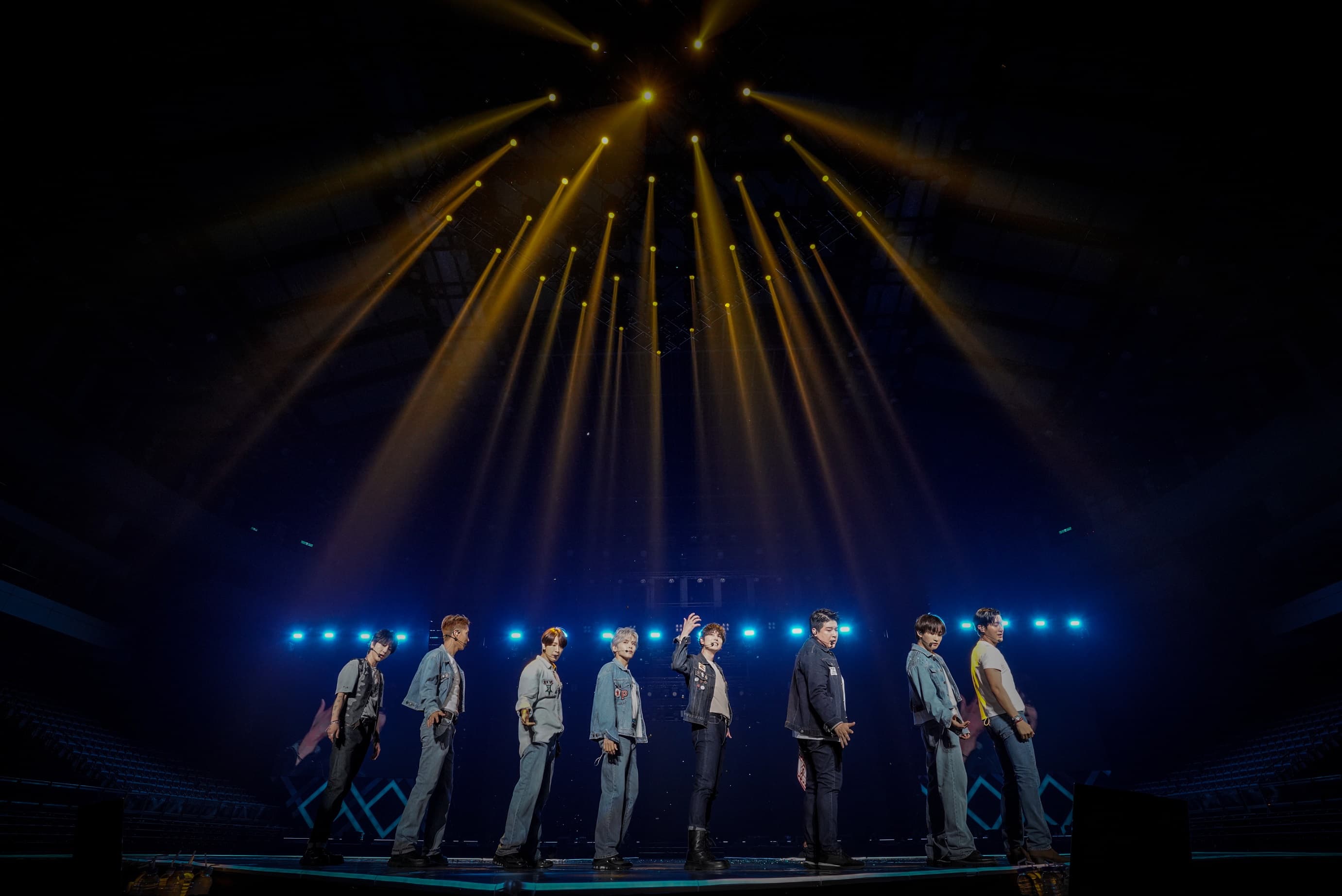 「SUPER JUNIOR」藝聲(左起)、利特、東海、厲旭、圭賢、神童、銀赫、始源在小巨蛋開場,帶來新舊精彩曲目。(超級圓頂提供)