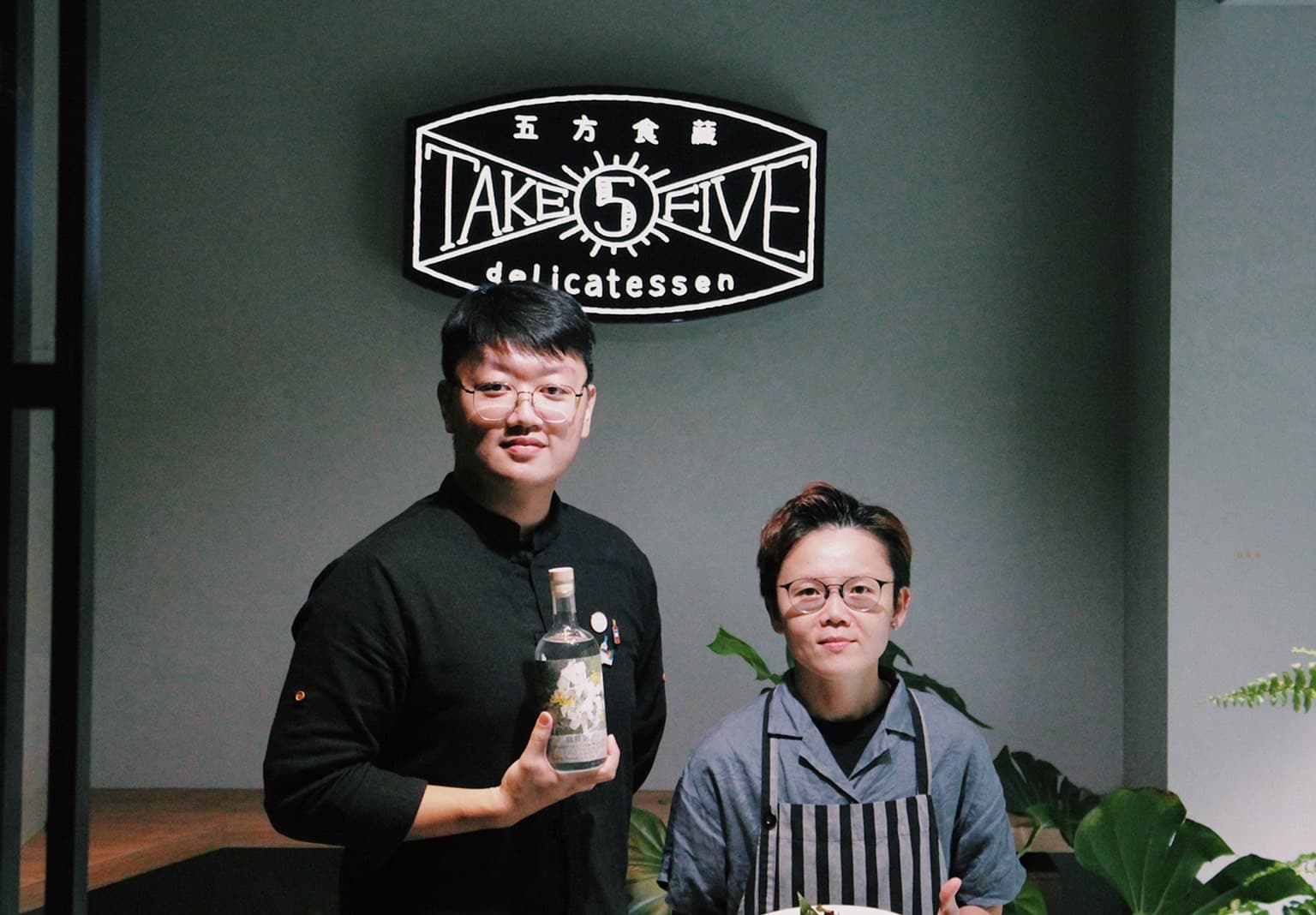 五方食藏舉辦的「好時好物餐桌」由Bee主廚(右)與「發琴吧」的bartender Sean(左)透過餐酒搭配展現「客」家「琴」意。