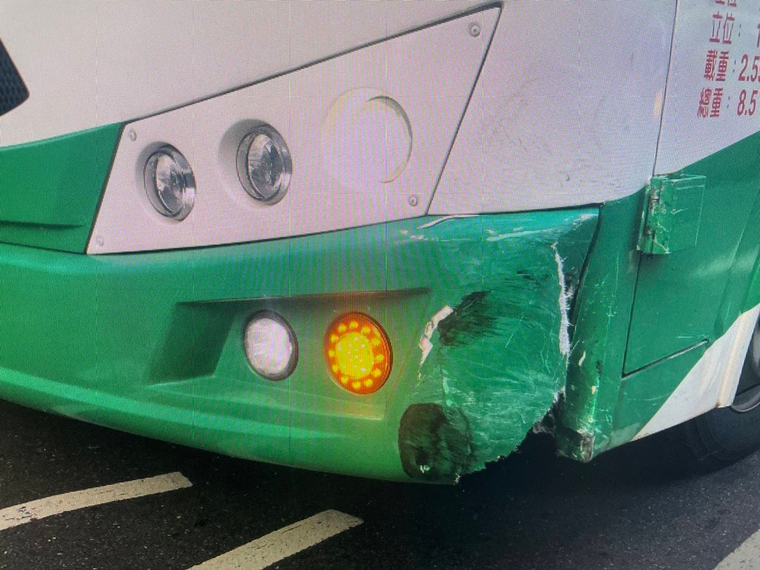 在路口停等紅燈的公車無辜挨撞,趕緊打電話報警。(翻攝畫面)