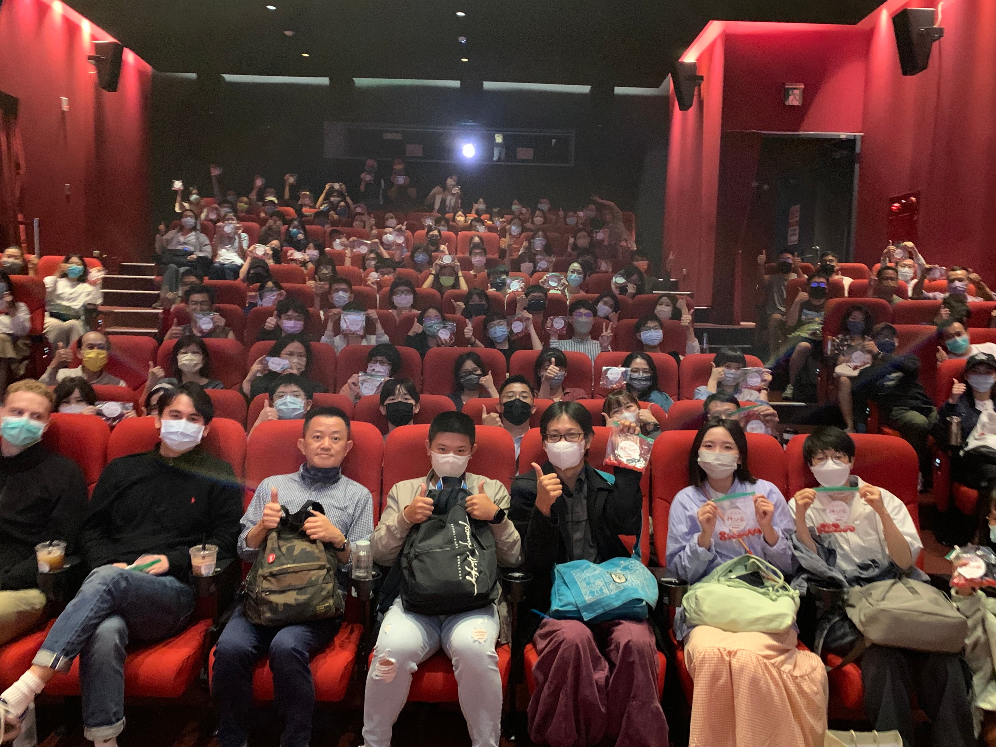 導演盧盈良(前排左三)與觀眾分享拍攝《神人之家》的心路歷程。(傳影互動提供)