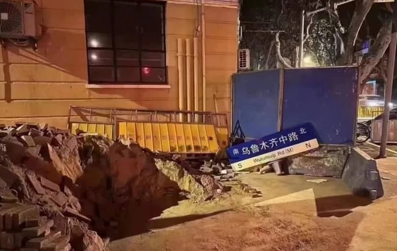 上海政府為怕民眾抗議直接拆「烏魯木齊中路」路牌。(翻攝網路)