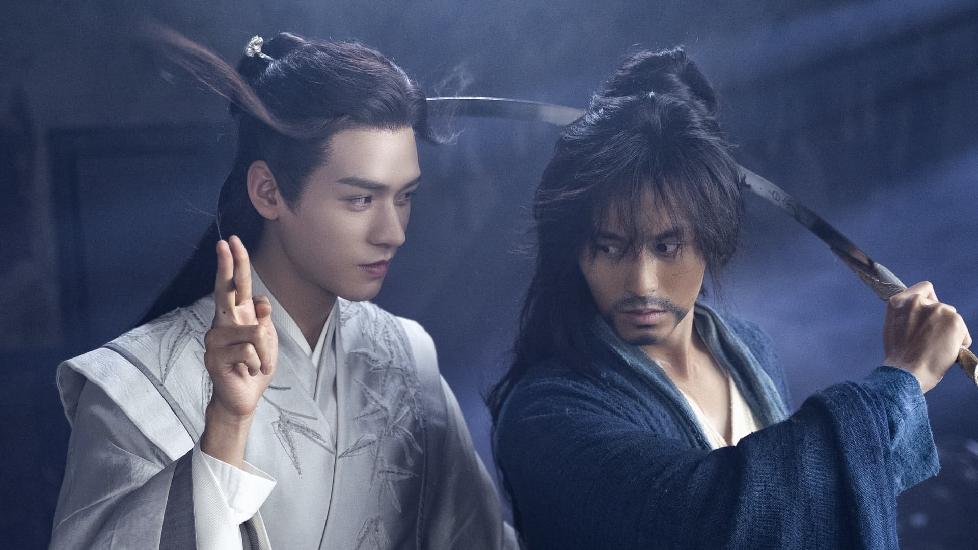 龔俊(左)以BL古裝《山河令》爆紅,另一位主角張哲瀚因為「親日事件」遭封殺,《山河令》也遭下架。(網路圖片)