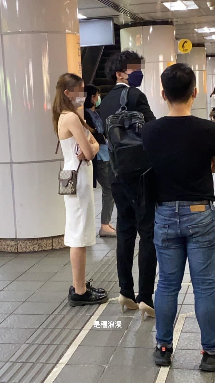 一對情侶在北捷等捷運,腳下卻意外成為亮點。(翻攝自臉書「路上觀察學院」)