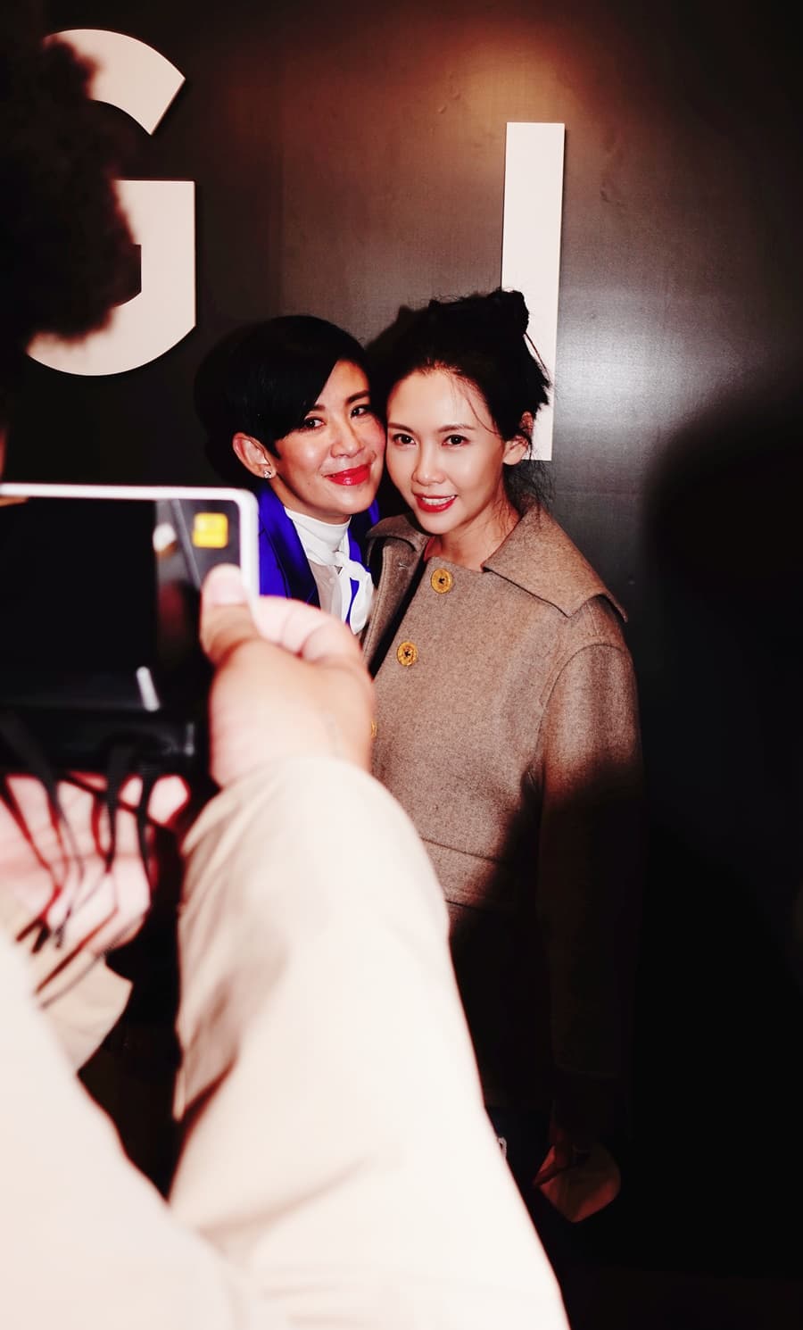 邱淑貞和吳君如情同姊妹，也受邀來參加壽宴，55歲的她美貌不減當年。（滾動工作室提供）