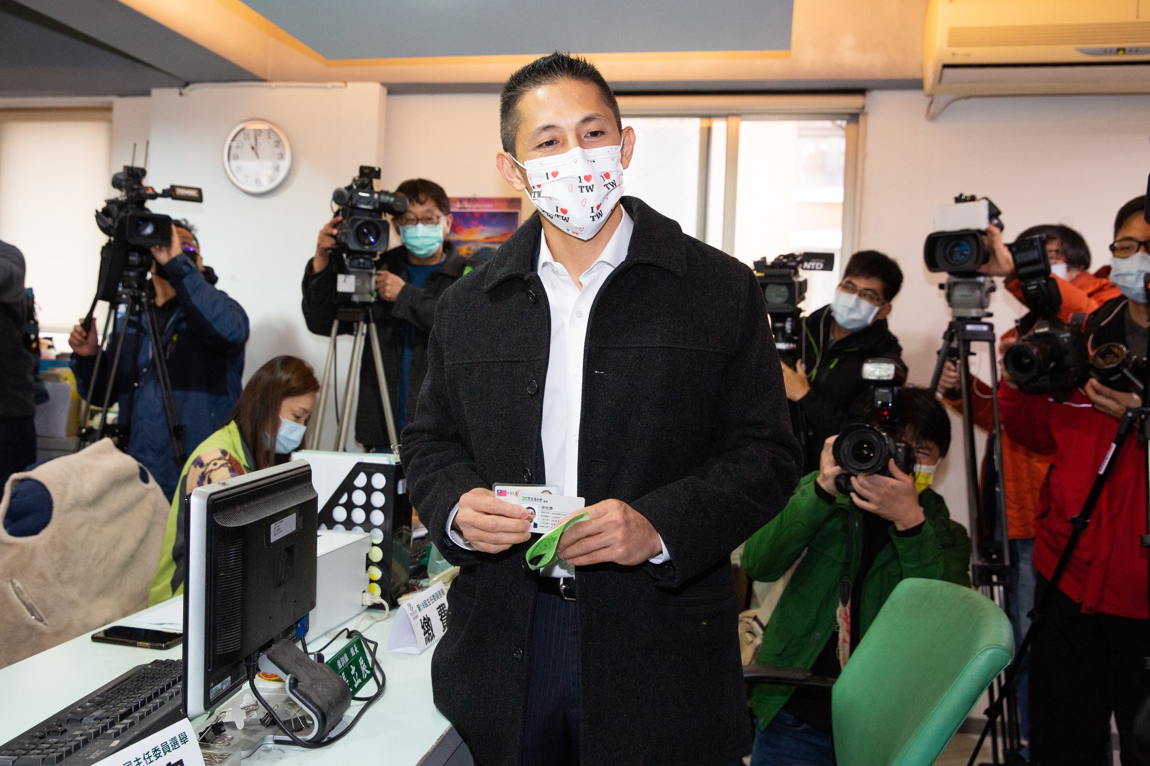 民進黨確定派吳怡農(圖)參加立委補選,王鴻薇仍掙扎是否參選。(本刊資料照)