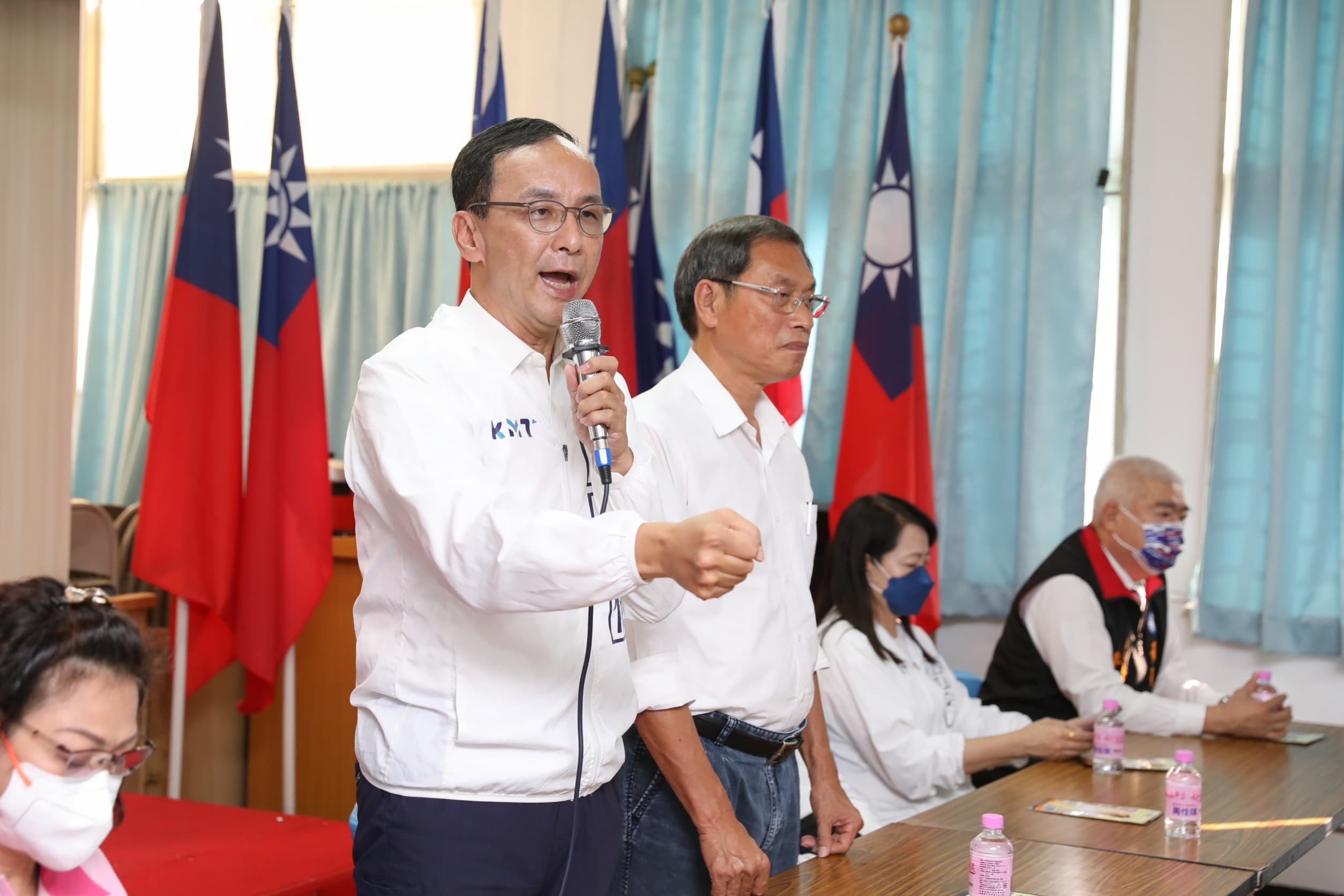 朱立倫(左)今在屏東出席感恩茶會,反嗆周春米「妳心虛嗎?」並表示國民黨會全力協助蘇清泉查出真相。
