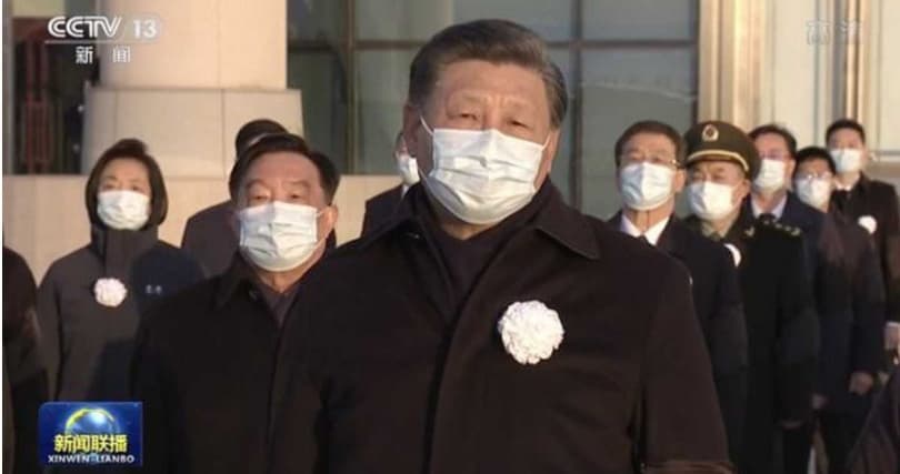 總書記習近平與夫人彭麗媛等人,胸佩白花與臂戴黑紗在停機坪肅立。(翻攝央視新聞聯播)