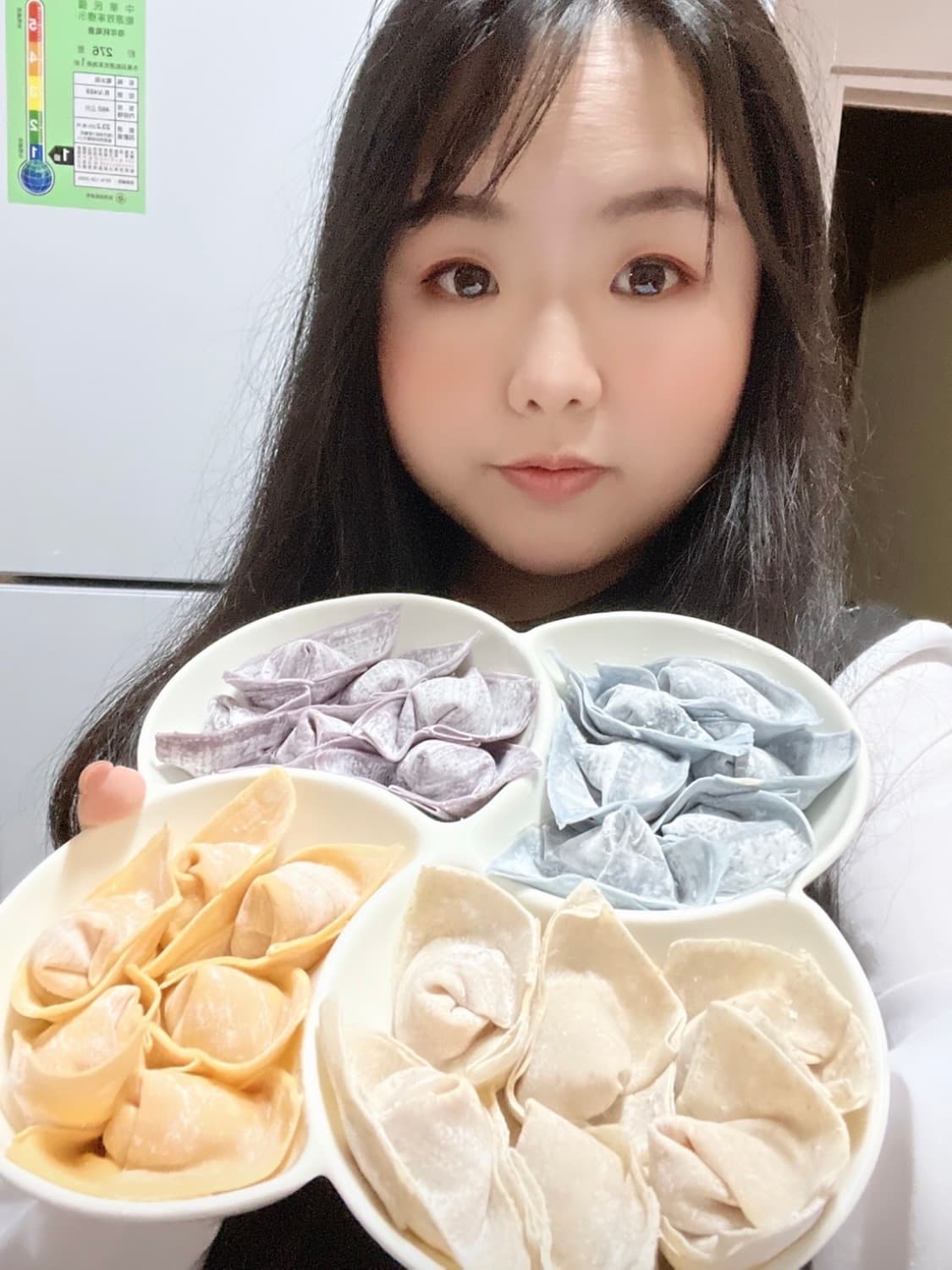 黃詩婷與七彩元寶餛飩。(黃詩婷提供)